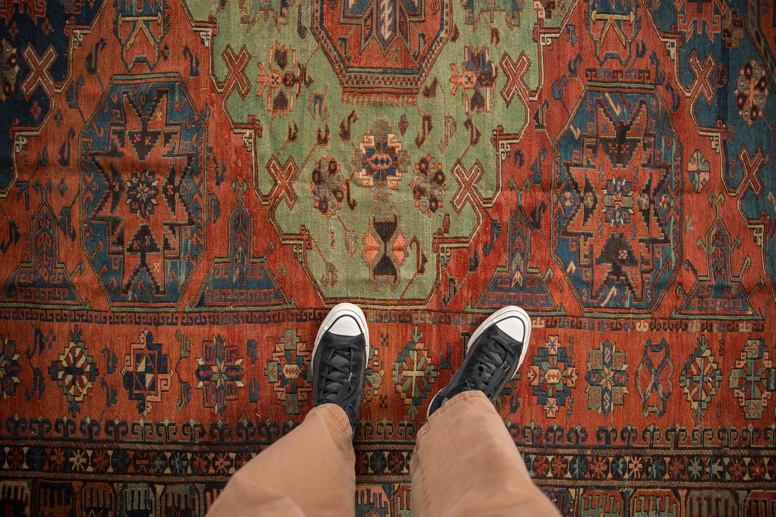 :: Dreifaches übergroßes Mittelmedaillon mit innerem Gul auf einem bedeckten Feld mit geometrisch floralen Ansichten mit Sternenmuster. Kleine Blumen, Blüten und Schlange stilisiert nuancierte Weber Einschlüsse mit Ausschlägen über. Zu den Farben
