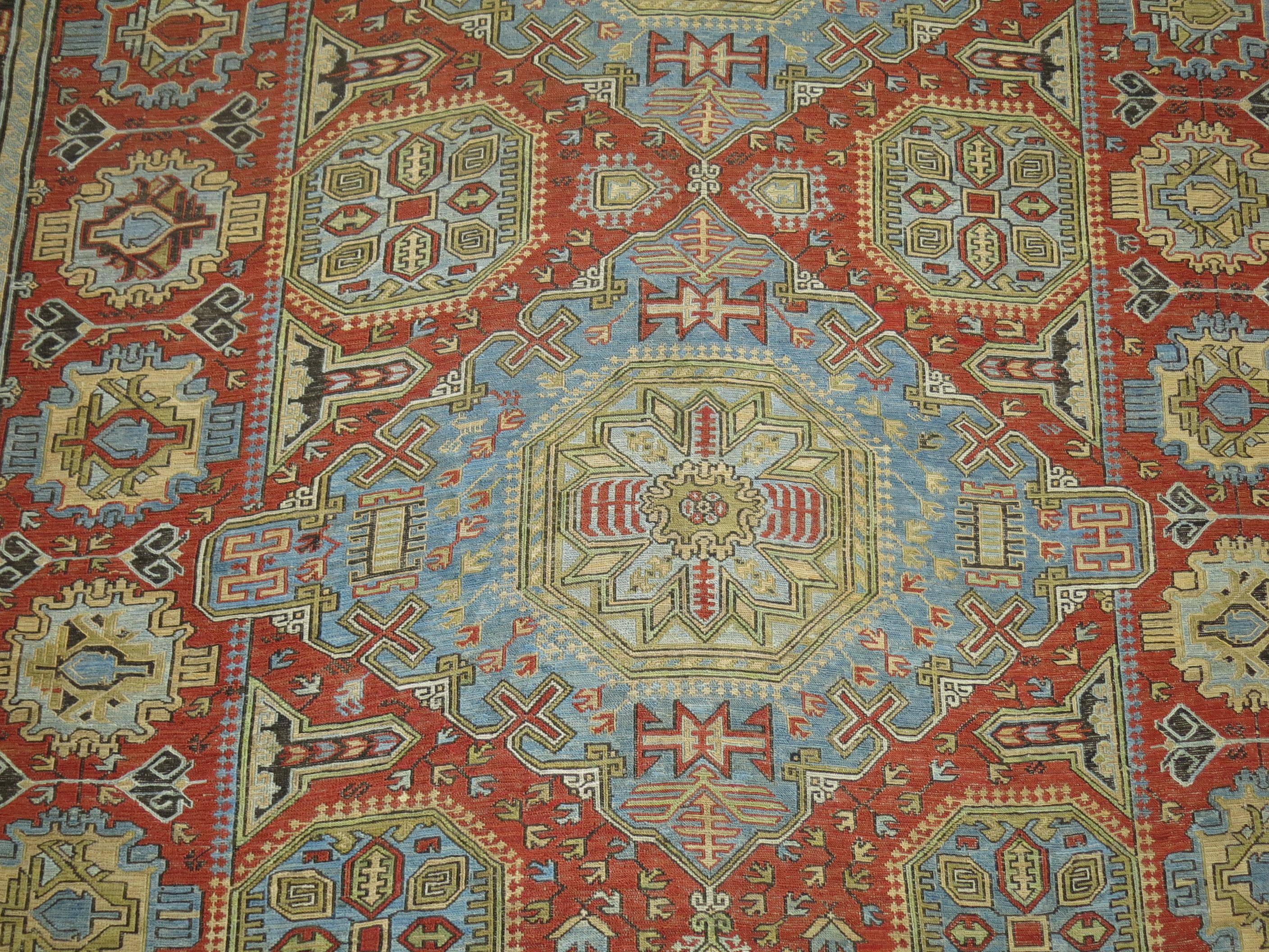 Galeriegroßer persischer Sumach-Flachgewebeteppich mit einem Allover-Stammes-/Geometriemuster.

Maße: 6'9'' x 10'7''

Soumak-Teppiche haben eine Konstruktionstechnik, die einen flach gewebten Teppich ergibt, der relativ dick, stark und