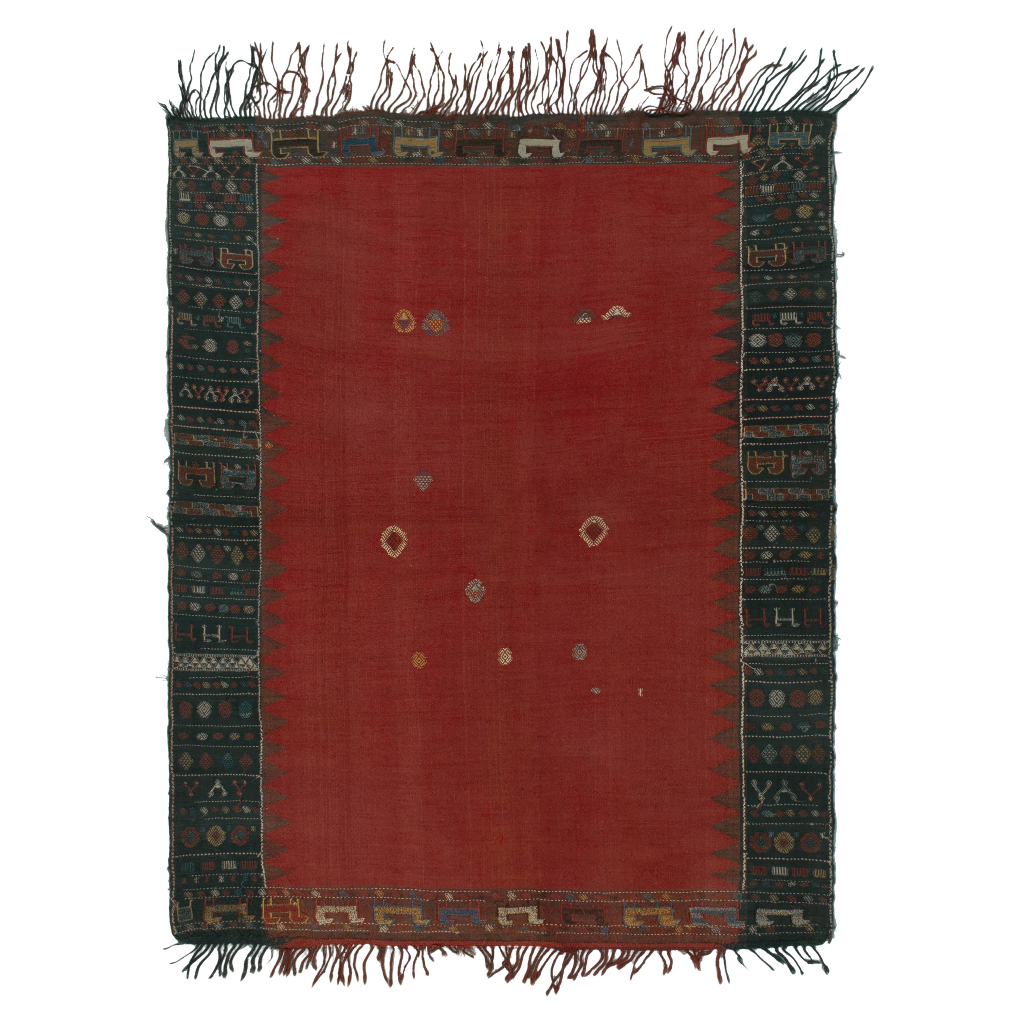 Tapis Kilim Soumak ancien en rouge, bordure noire avec motif tribal par Rug & Kilim
