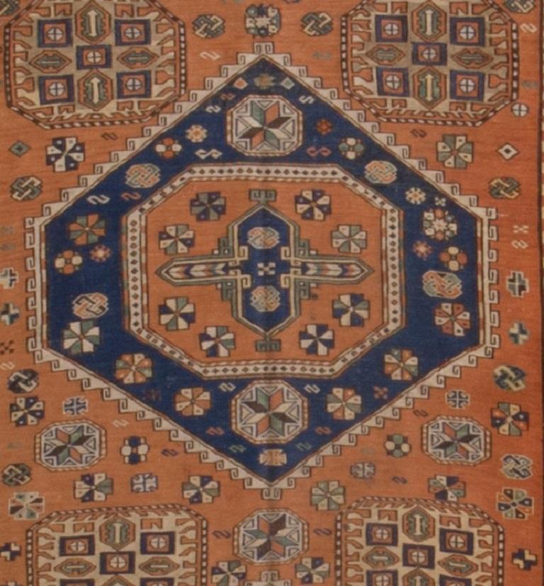 Antiker Soumak-Teppich, um 1910. Diese kaukasischen Teppiche stammen hauptsächlich aus Ost-Kaukasien, und die Soumak-Teppiche sind die großartigsten und vornehmsten aller östlichen Flachgewebe, da sie sehr fein sind. Farben: Rost, blaugrün,