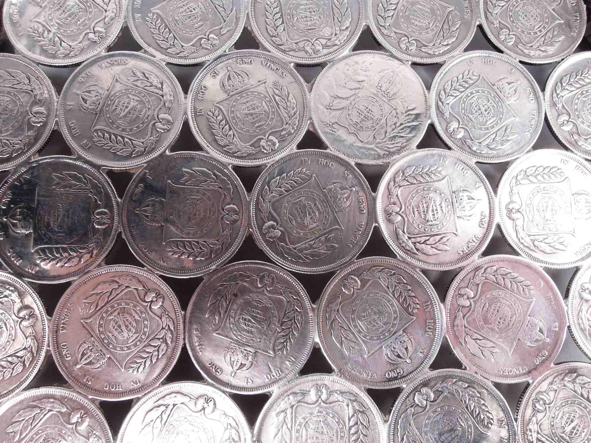 Südamerikanisches Gericht, um 1920. Sechseckig mit ausgestelltem Rand, bestehend aus brasilianischen 500-Reis-Münzen, die von den 1850er bis 1880er Jahren geprägt wurden. Drei gegossene, blattmontierte Pfotenstützen. Eine großartige Möglichkeit,