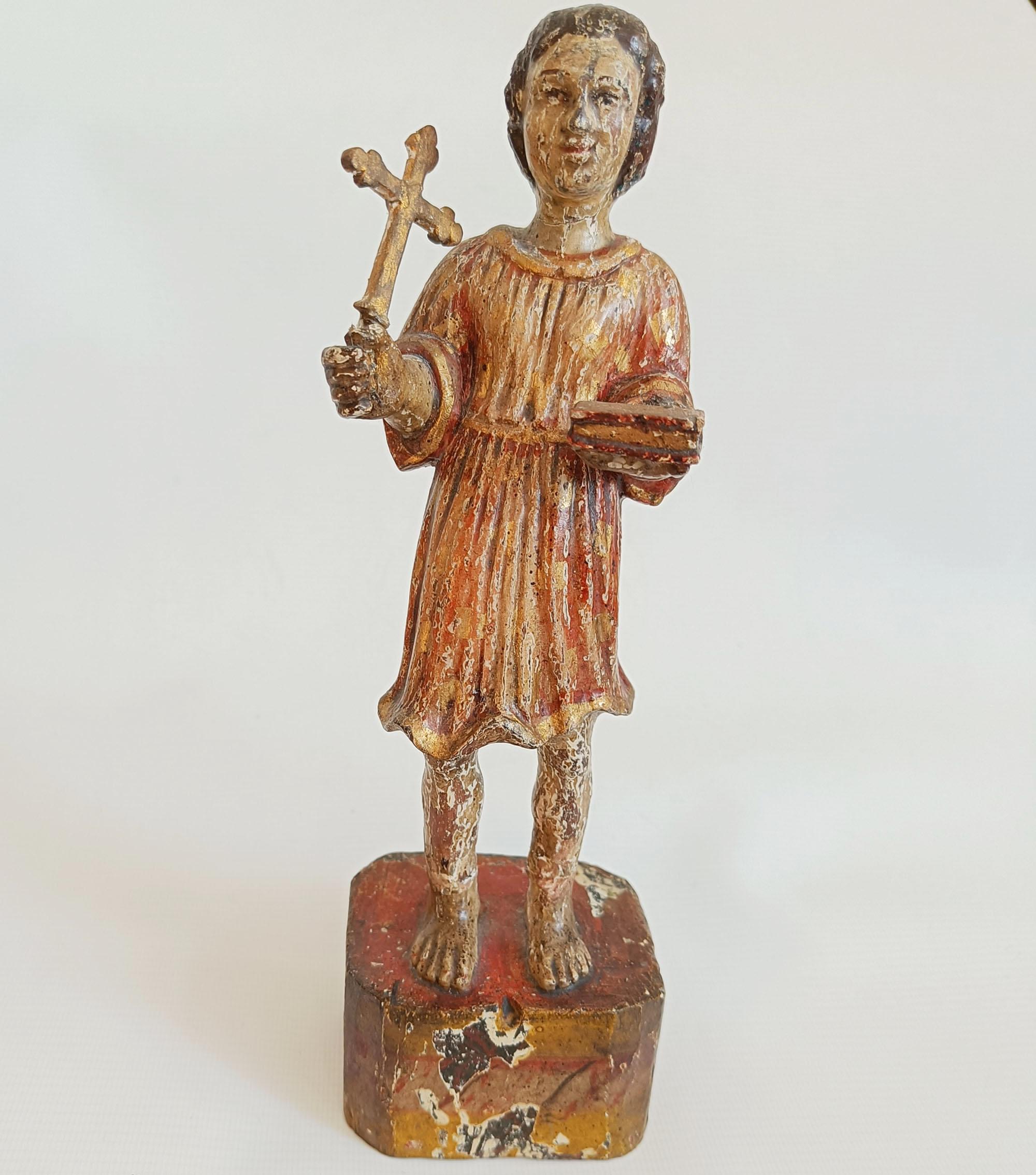  Antike südamerikanische spanische koloniale Polychrom-Volkskunst Santos-Figur   Die fein geschnitzte Hartholzfigur steht mit Kreuz und Bibel auf einem  Sockel, polychrom bemalt und vergoldet, das Gesicht gut ausgearbeitet  Spanisches koloniales