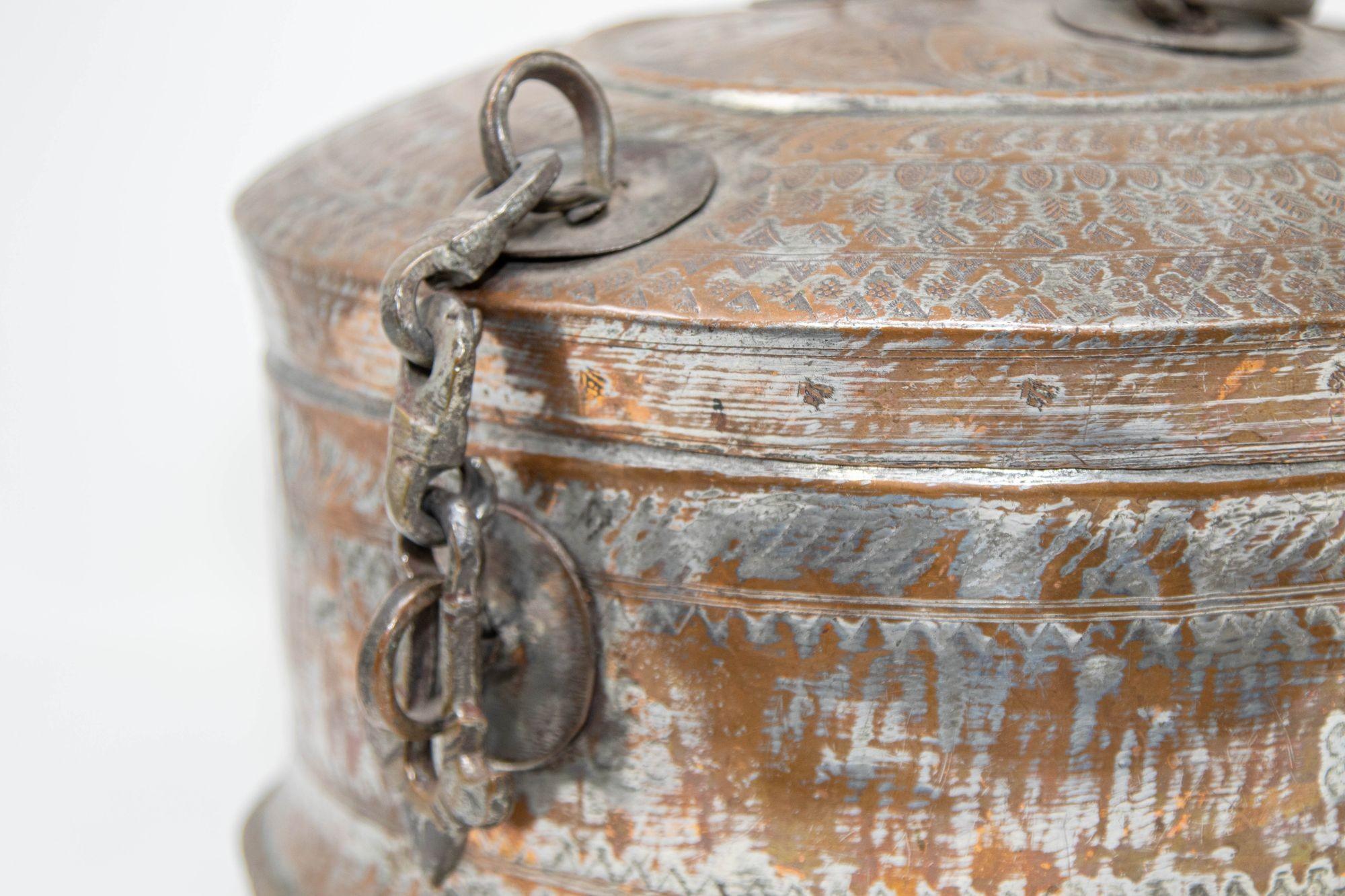 Antigua Caja Redonda de Cobre y Bronce del Sur de Asia con Tapa de la India S. XIX en venta 2
