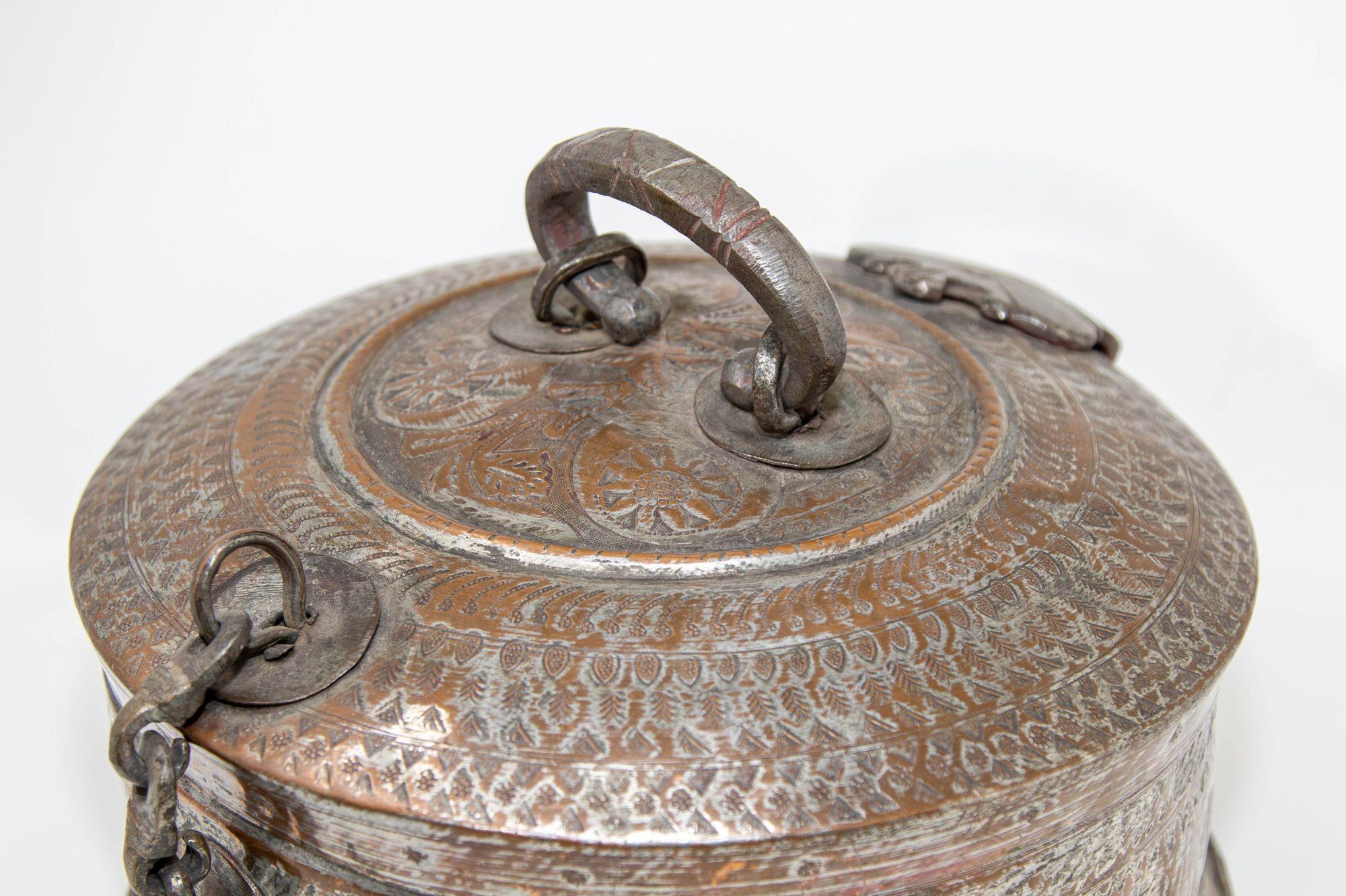 Antigua Caja Redonda de Cobre y Bronce del Sur de Asia con Tapa de la India S. XIX en venta 3