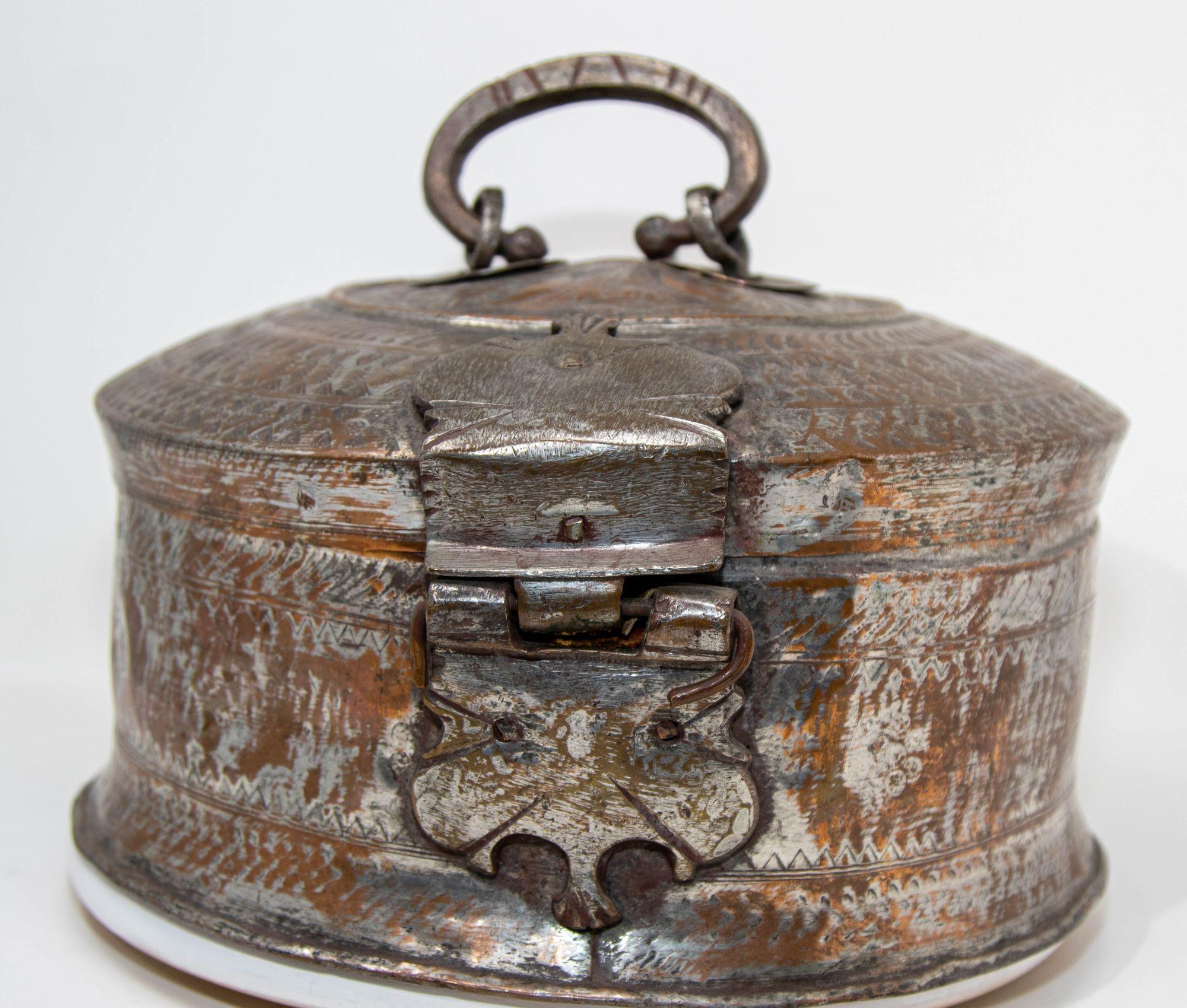 Antigua Caja Redonda de Cobre y Bronce del Sur de Asia con Tapa de la India S. XIX en venta 4