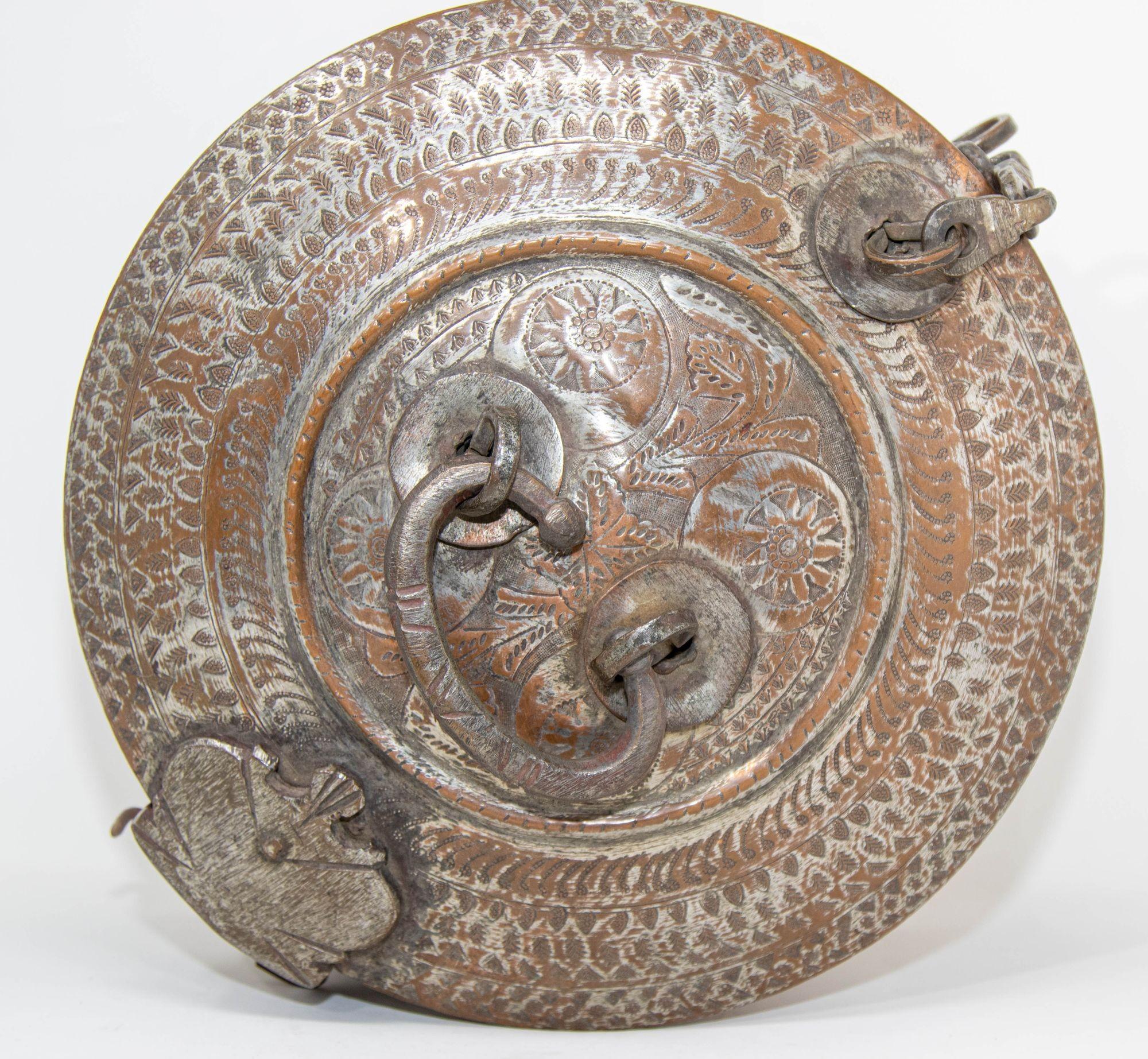 Antigua Caja Redonda de Cobre y Bronce del Sur de Asia con Tapa de la India S. XIX en venta 6