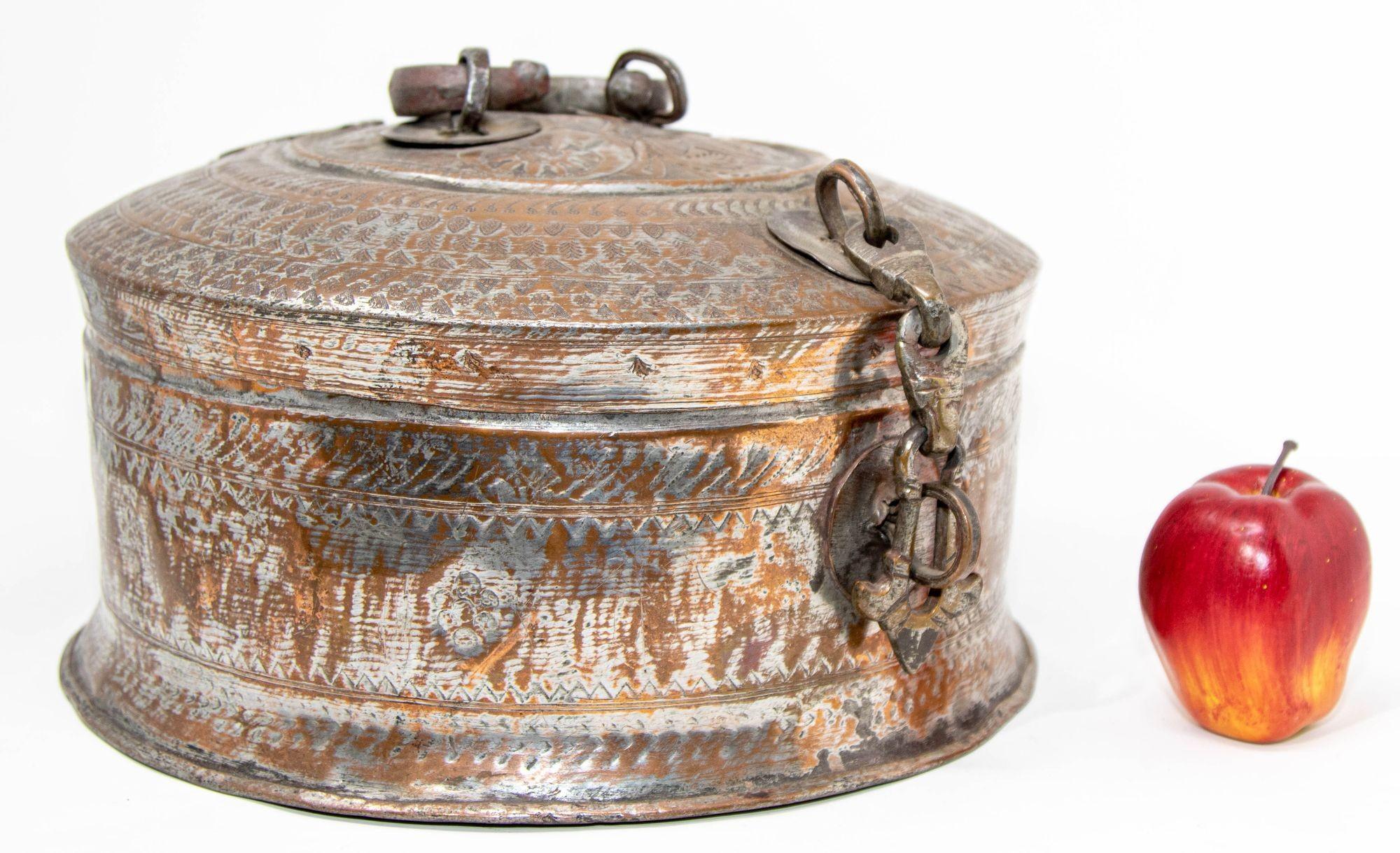 Antigua Caja Redonda de Cobre y Bronce del Sur de Asia con Tapa de la India S. XIX en venta 7