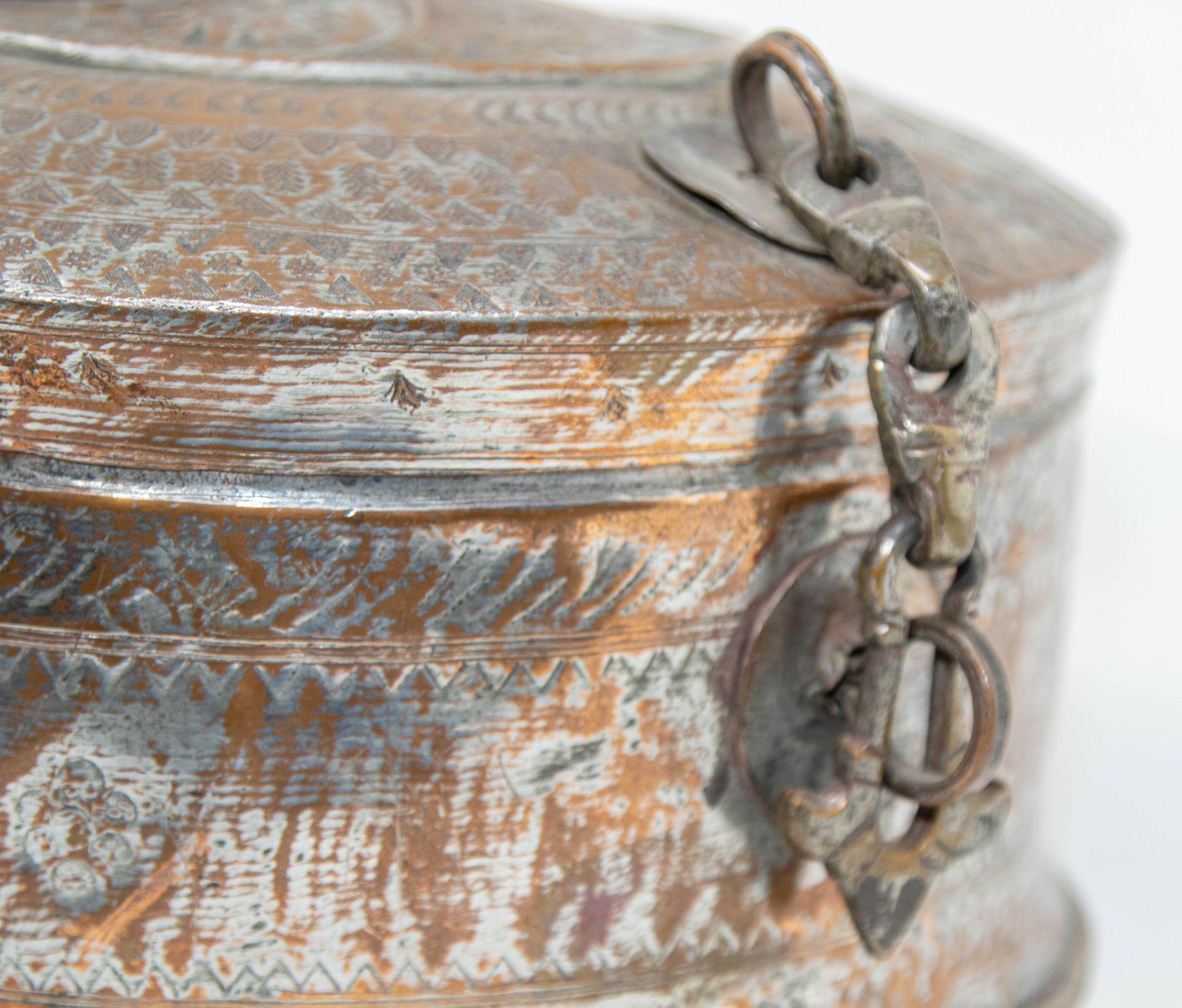 Antigua Caja Redonda de Cobre y Bronce del Sur de Asia con Tapa de la India S. XIX en venta 8