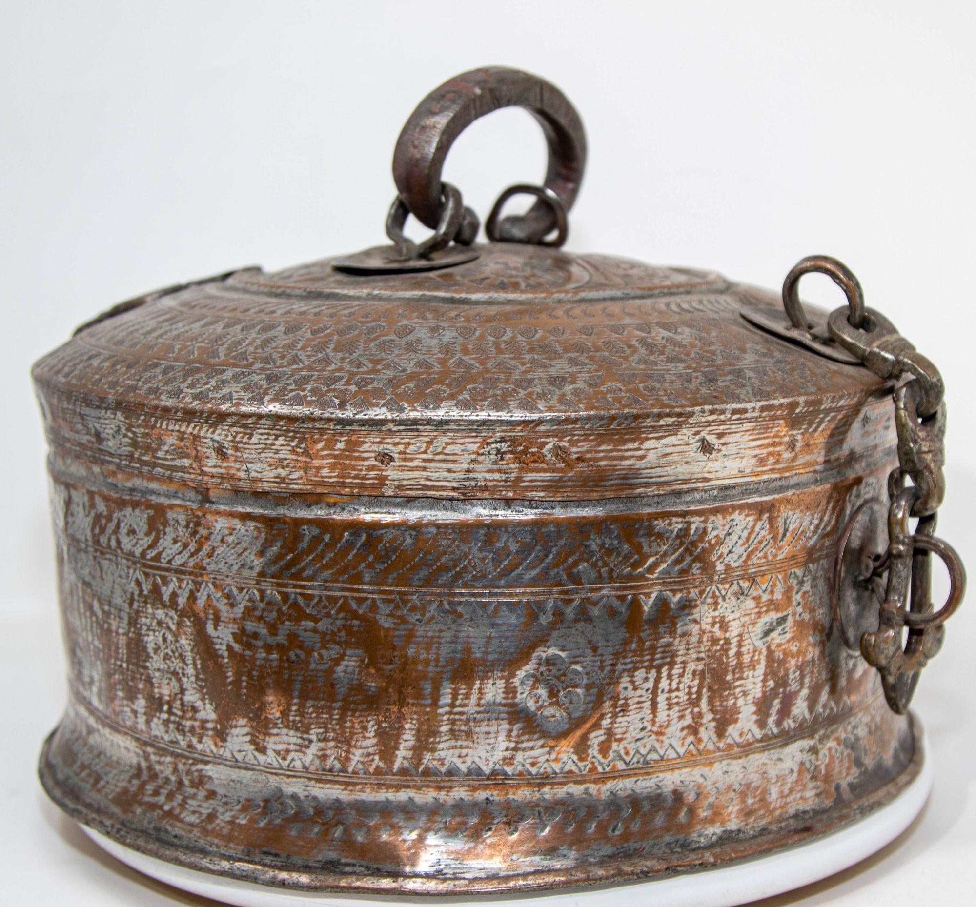 Antigua Caja Redonda de Cobre y Bronce del Sur de Asia con Tapa de la India S. XIX en venta 9