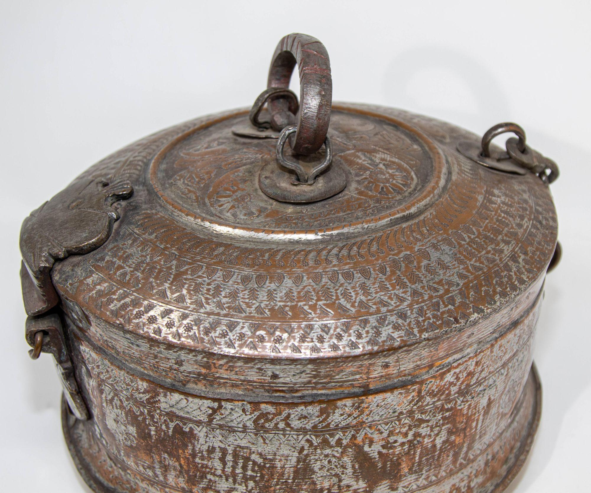 Antigua Caja Redonda de Cobre y Bronce del Sur de Asia con Tapa de la India S. XIX en venta 10