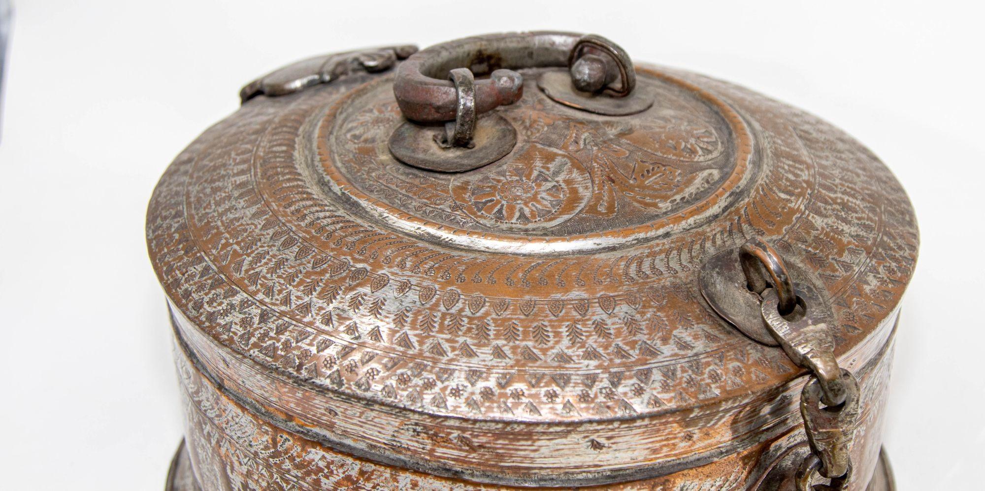 Antigua Caja Redonda de Cobre y Bronce del Sur de Asia con Tapa de la India S. XIX en venta 12