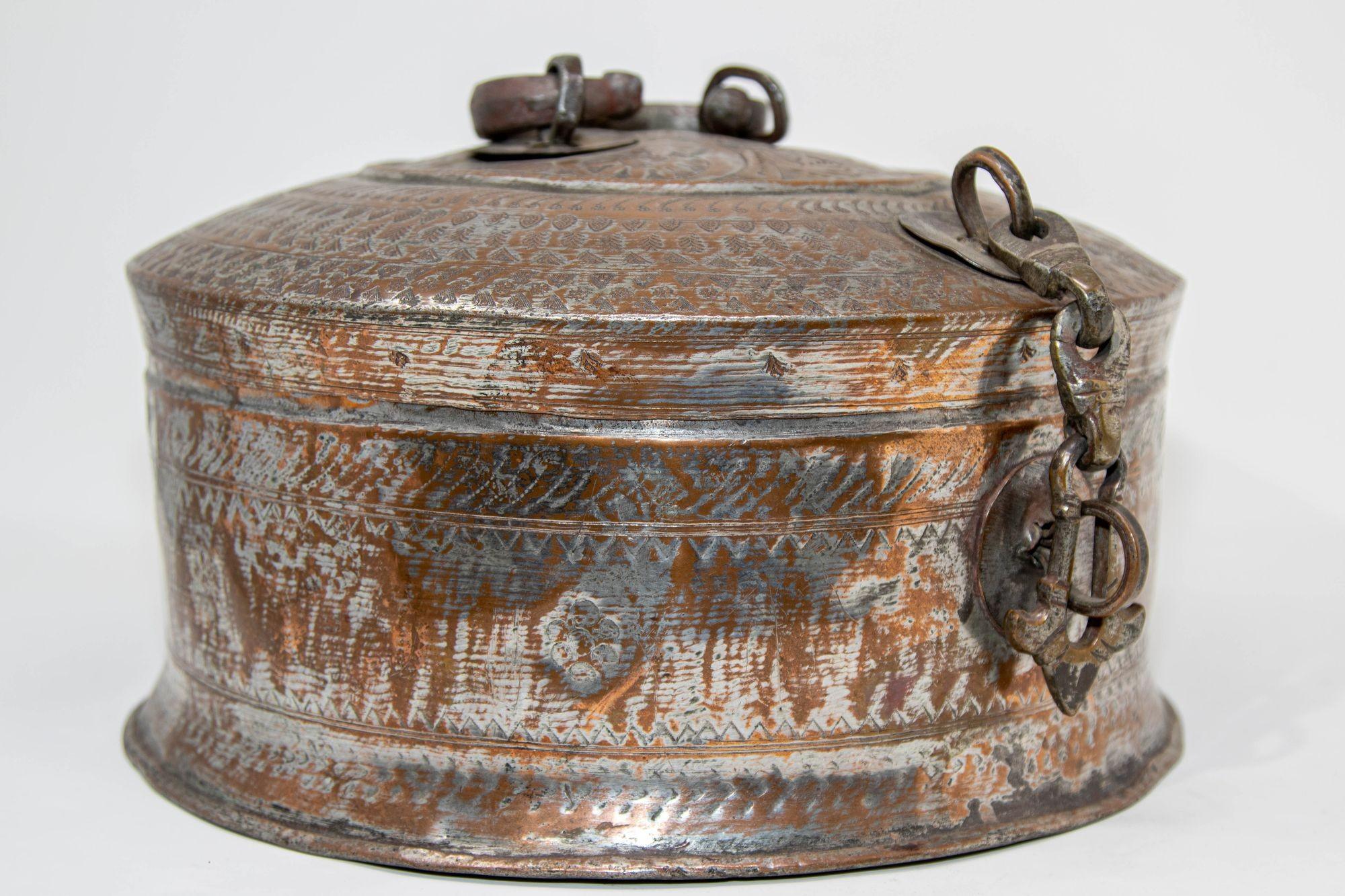 Antigua Caja Redonda de Cobre y Bronce del Sur de Asia con Tapa de la India S. XIX Martillado en venta