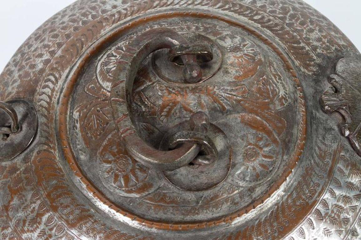 Antigua Caja Redonda de Cobre y Bronce del Sur de Asia con Tapa de la India S. XIX en Bueno estado para la venta en North Hollywood, CA