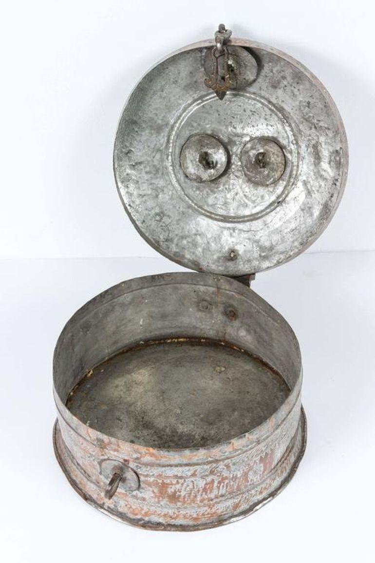 Antigua Caja Redonda de Cobre y Bronce del Sur de Asia con Tapa de la India S. XIX siglo XX en venta