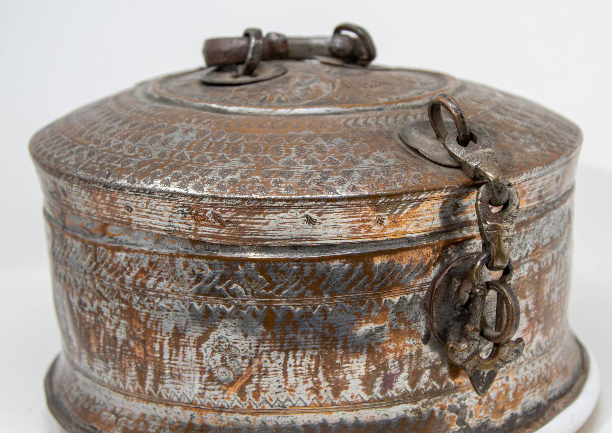 Antigua Caja Redonda de Cobre y Bronce del Sur de Asia con Tapa de la India S. XIX Metal en venta