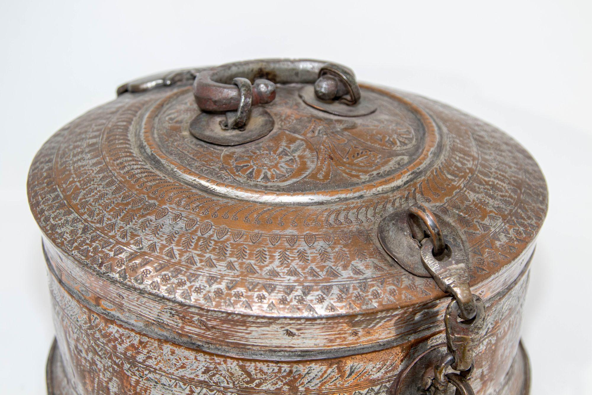 Antigua Caja Redonda de Cobre y Bronce del Sur de Asia con Tapa de la India S. XIX en venta 1