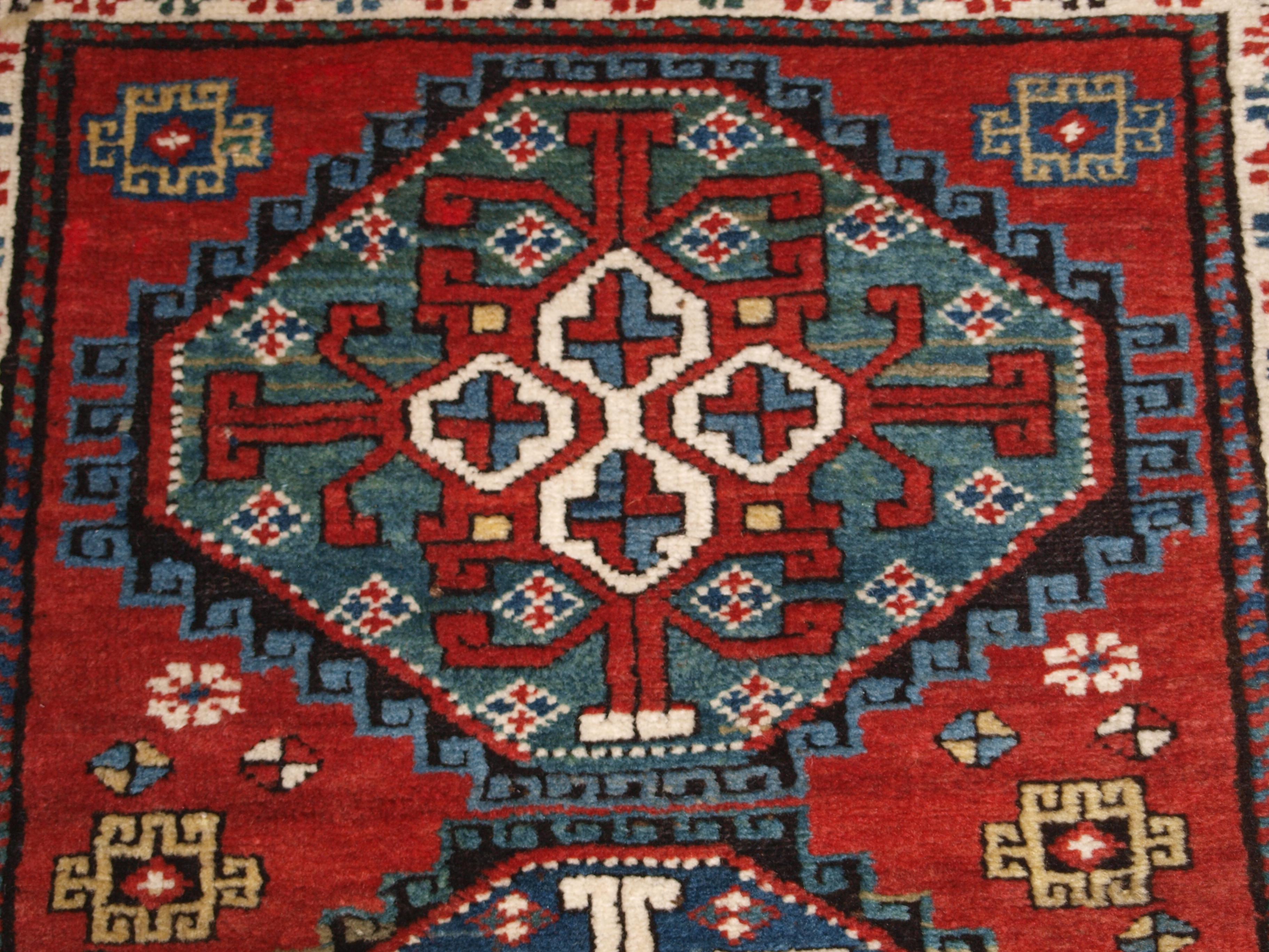 Antiker südkaukasischer Karabagh Region Langer Teppich (Wolle) im Angebot