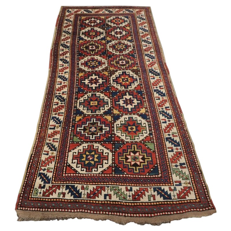 Alfombra larga antigua Moghan Kazak del Cáucaso Meridional