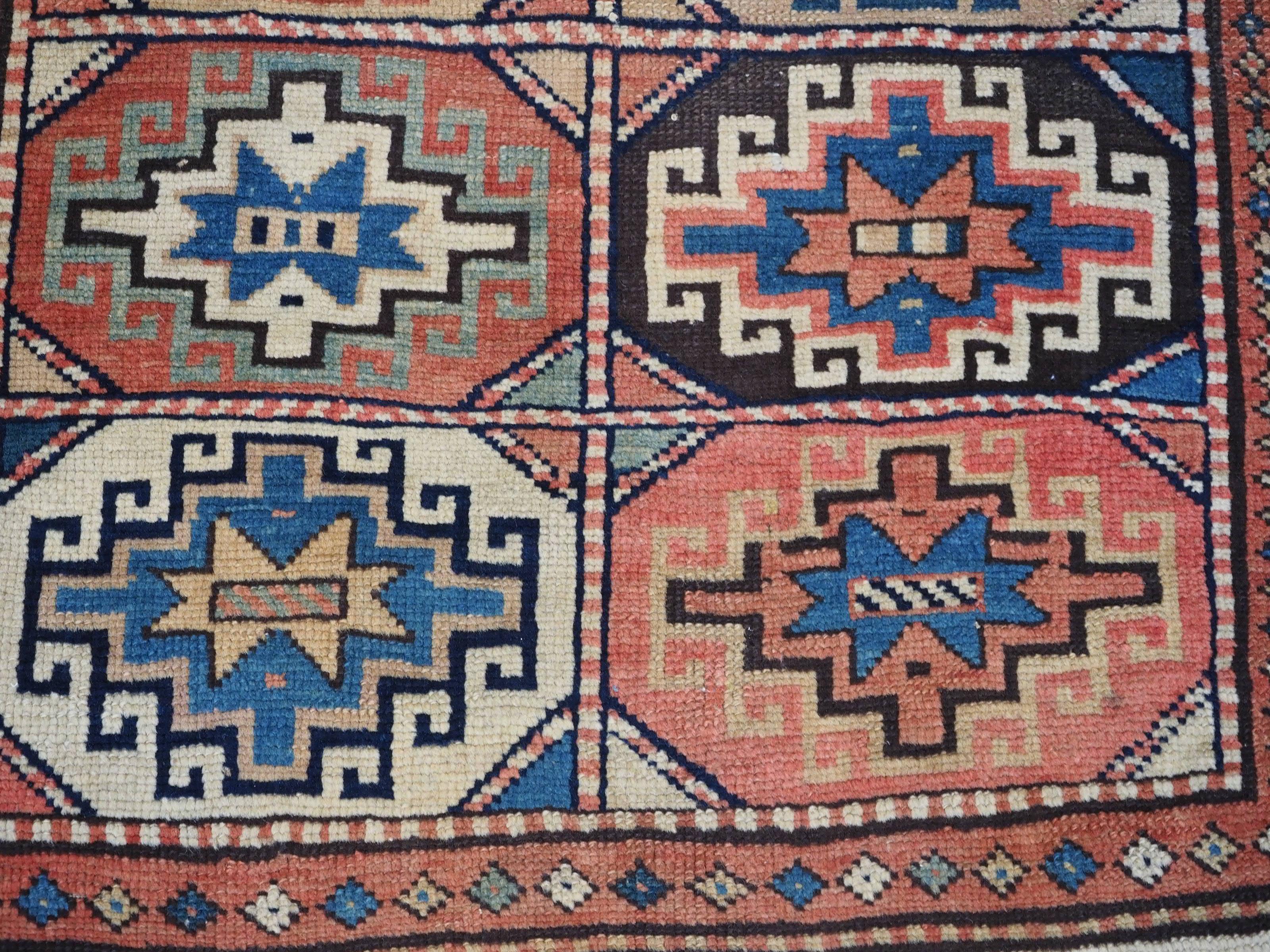 Antiker südkaukasischer Moghan-Kazak-Langteppich mit Memling-Gul in Oktogonen. im Angebot 4