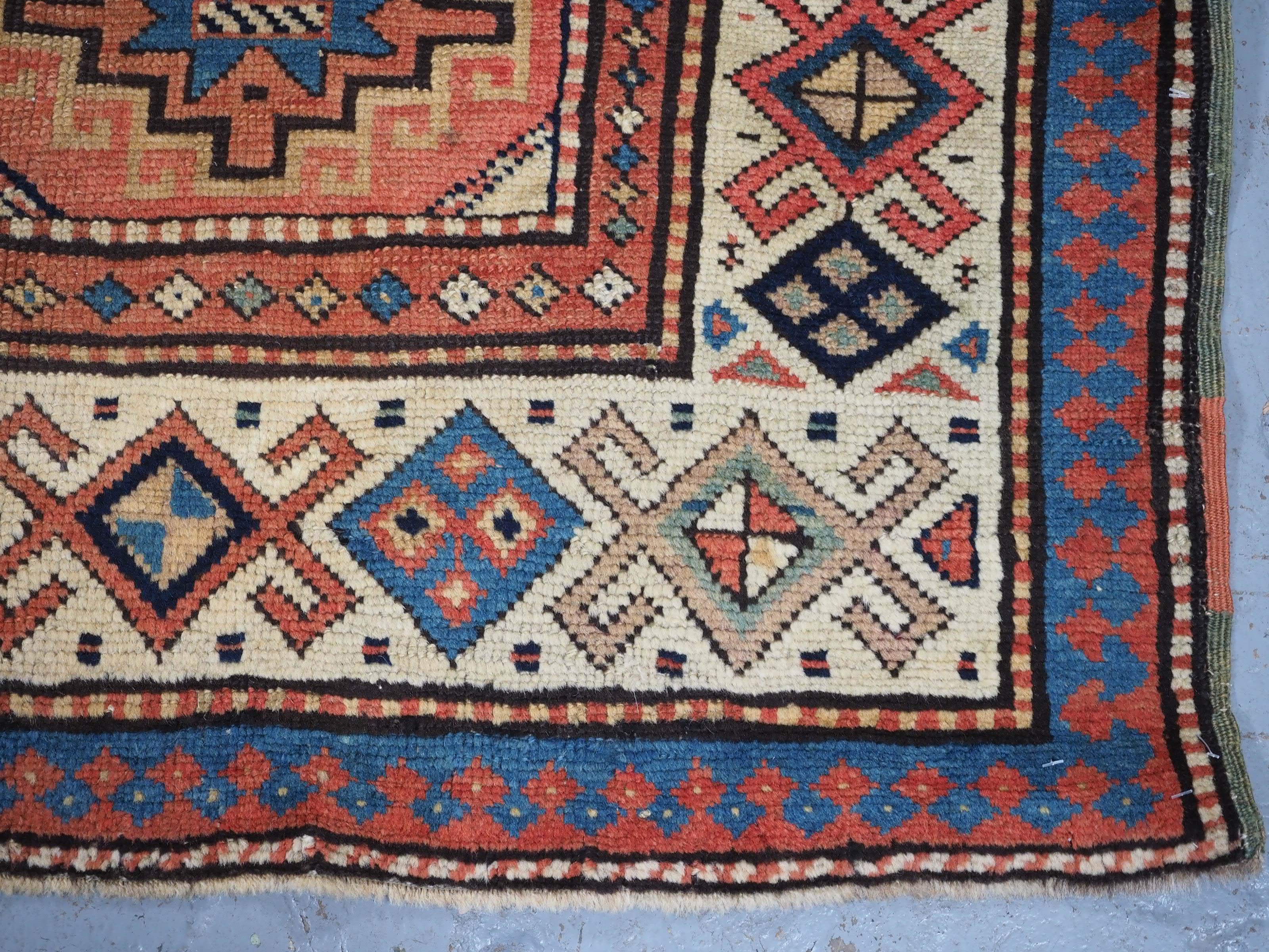 Antiker südkaukasischer Moghan-Kazak-Langteppich mit Memling-Gul in Oktogonen. im Angebot 5