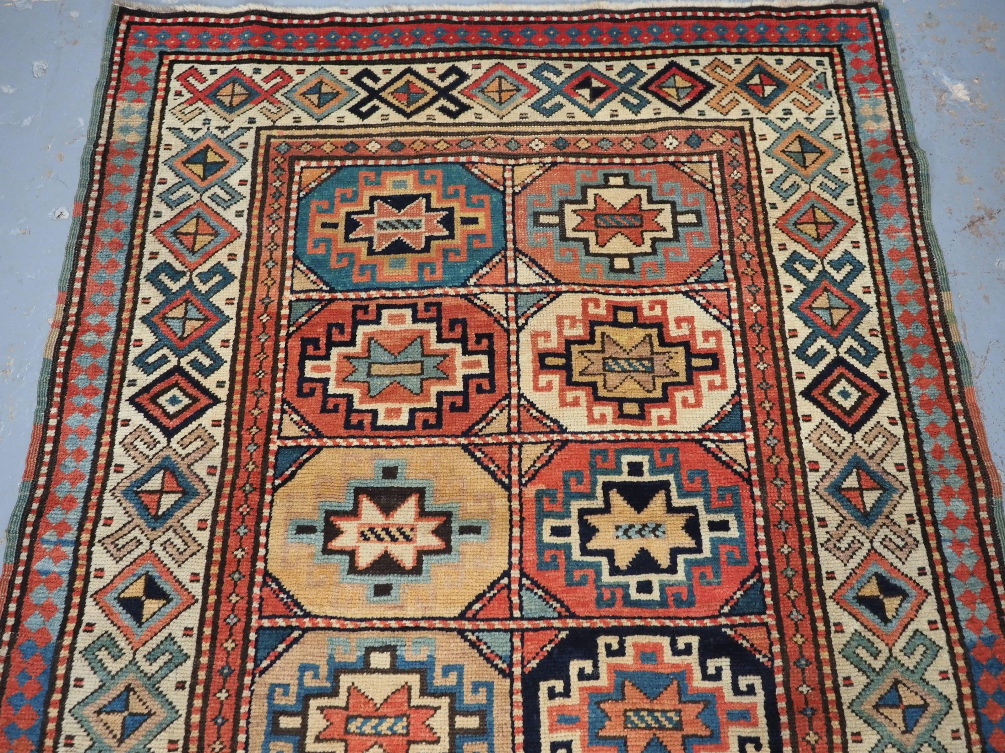 Antiker südkaukasischer Moghan-Kazak-Langteppich mit Memling-Gul in Oktogonen. (Kaukasisch) im Angebot