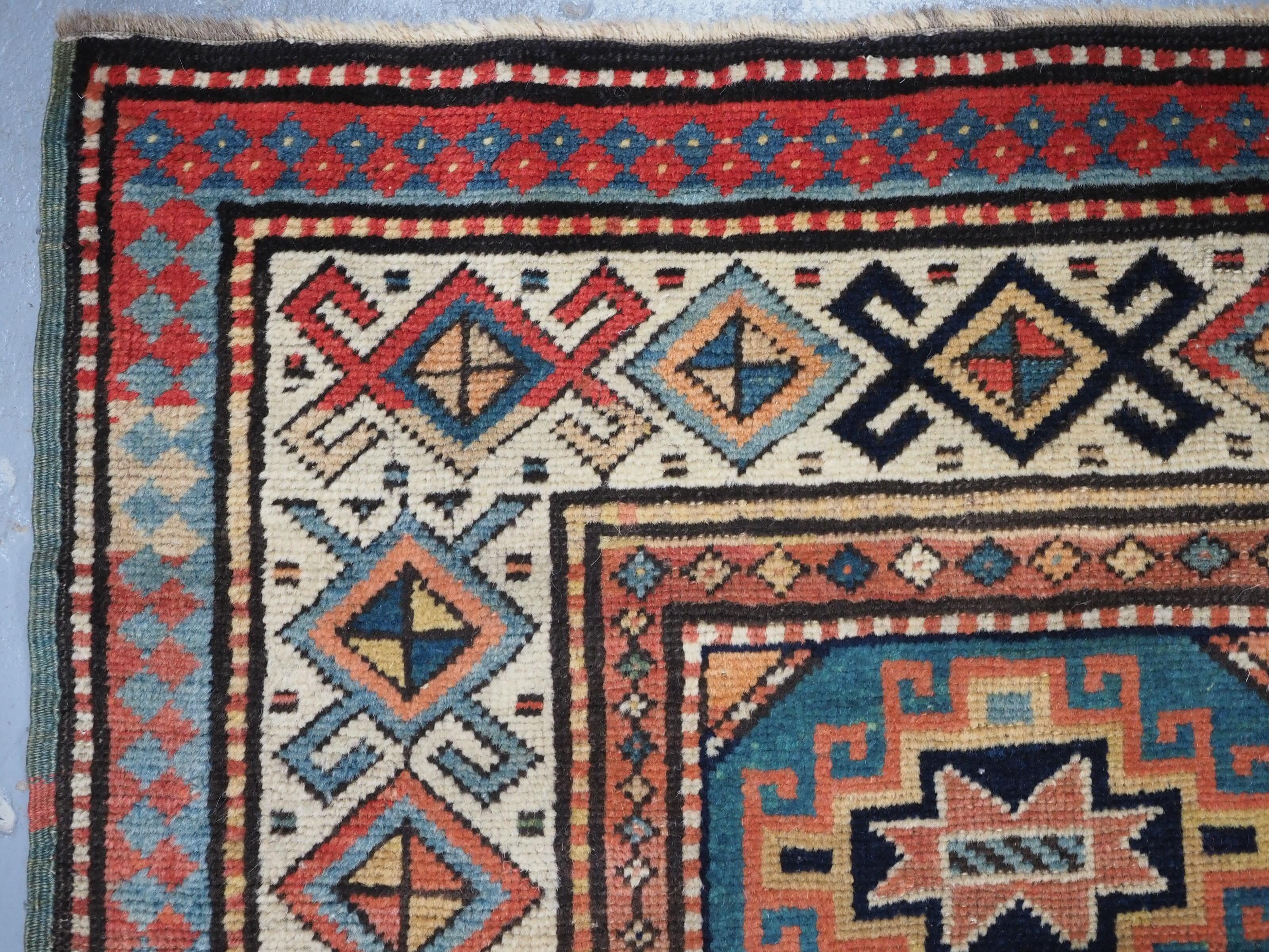 Antiker südkaukasischer Moghan-Kazak-Langteppich mit Memling-Gul in Oktogonen. (Wolle) im Angebot