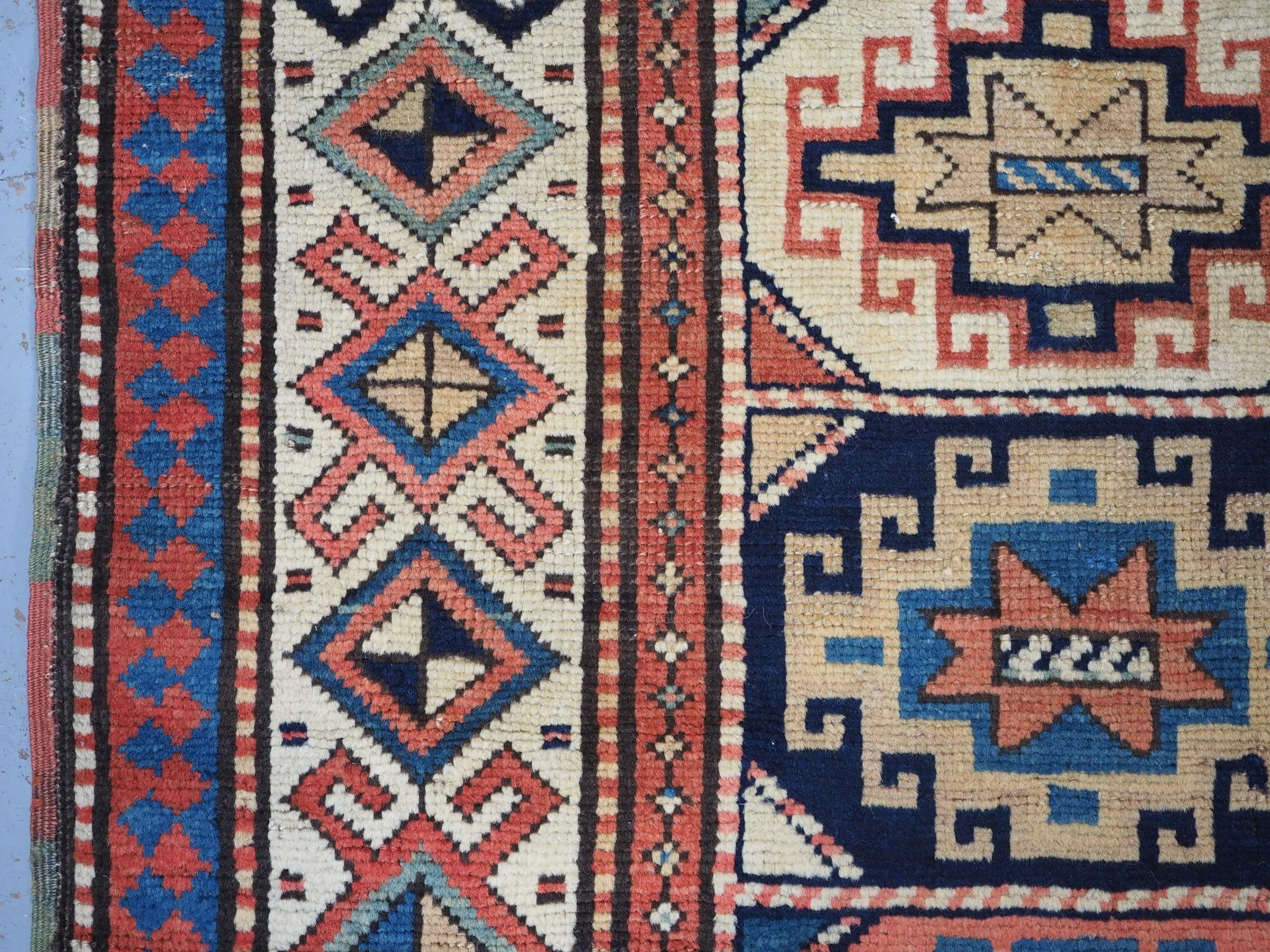 Antiker südkaukasischer Moghan-Kazak-Langteppich mit Memling-Gul in Oktogonen. im Angebot 1