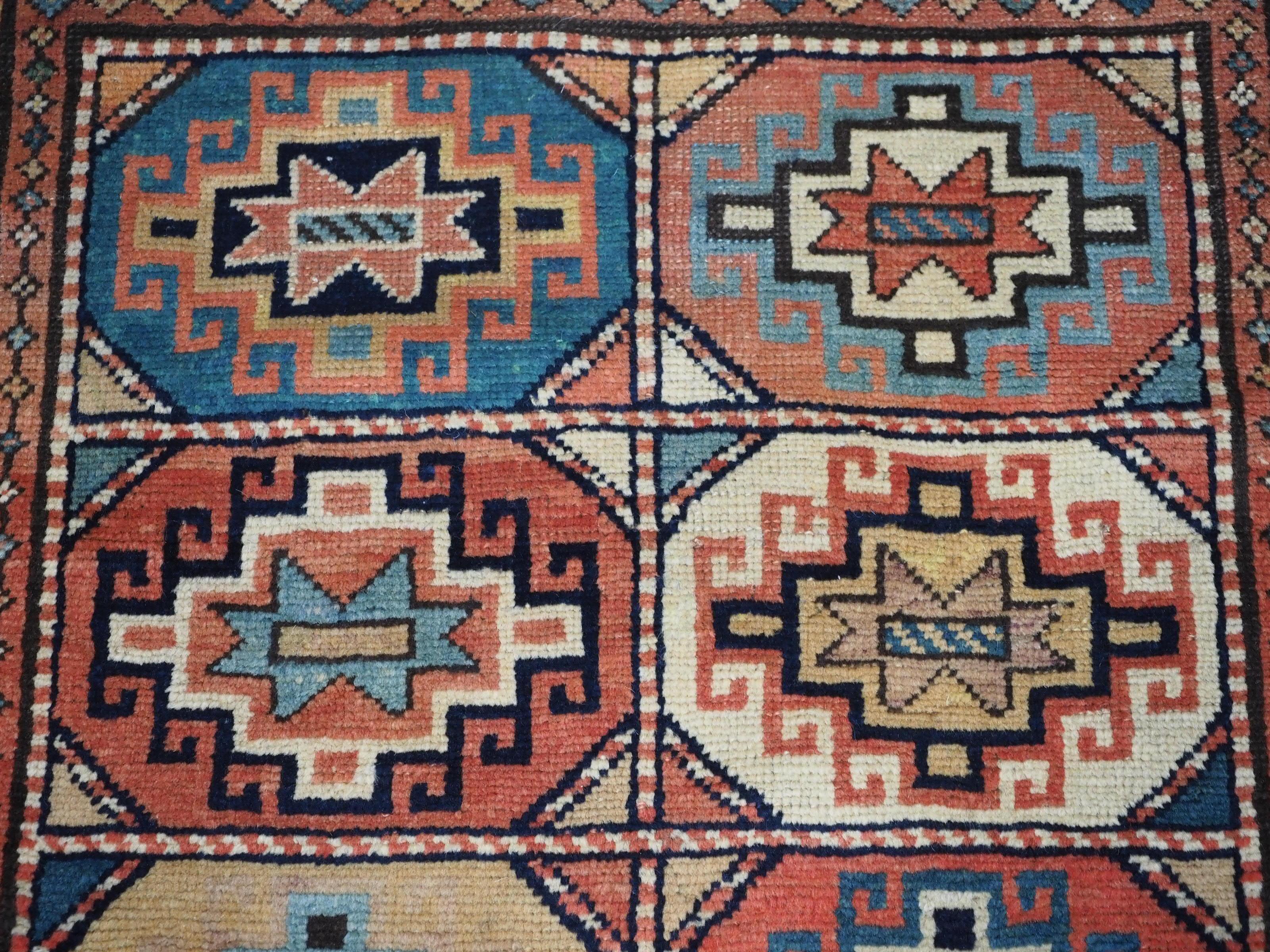 Antiker südkaukasischer Moghan-Kazak-Langteppich mit Memling-Gul in Oktogonen. im Angebot 2