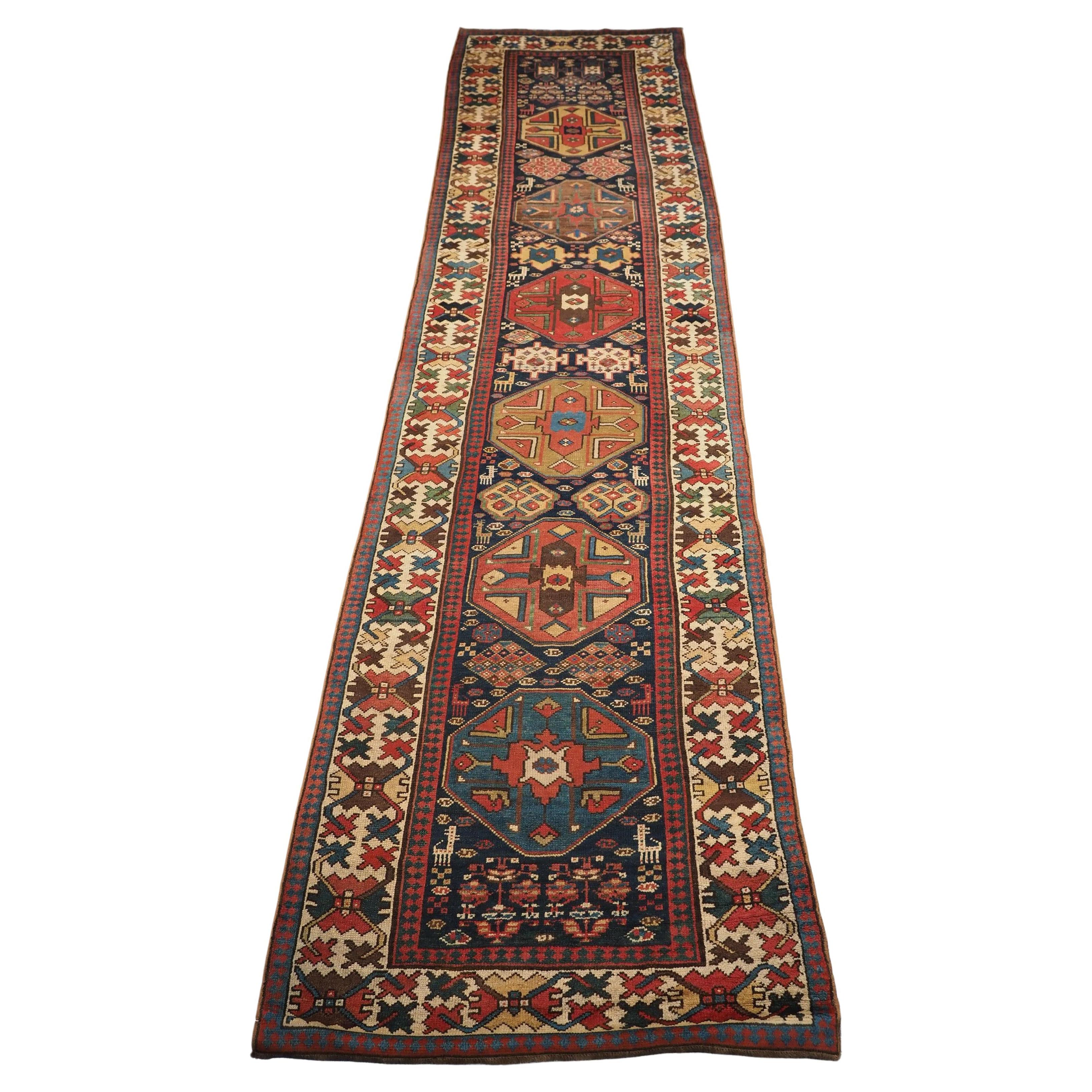 Tapis de couloir du sud du Caucase ou kurde d'antiquités au design et aux couleurs superbes