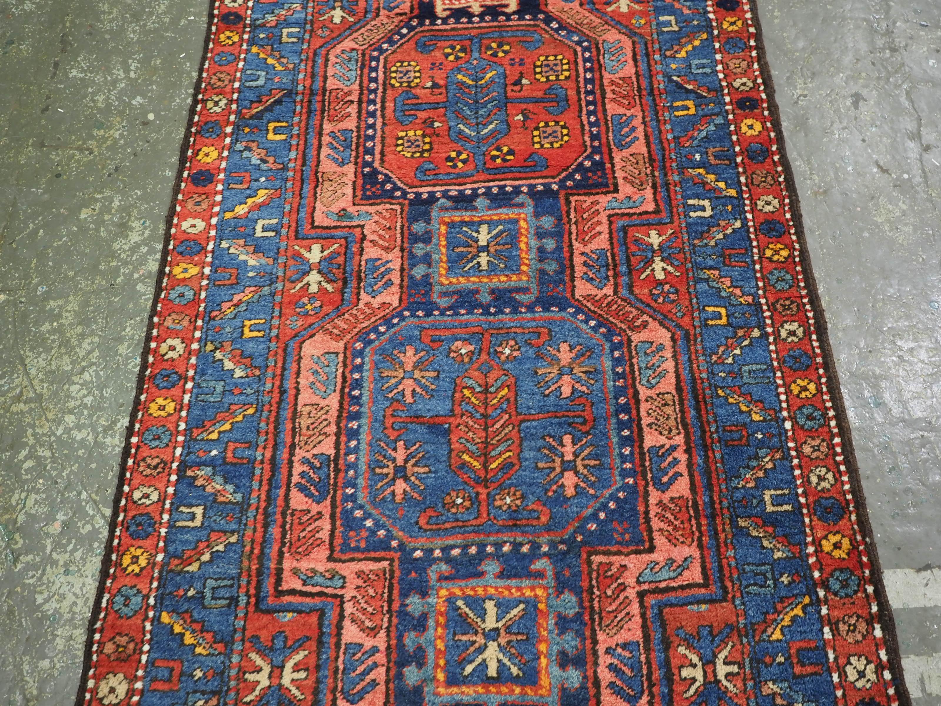 Asiatique Tapis de couloir du Caucase du Sud ou kurde d'antiquités au design et aux couleurs superbes. Circa 1920. en vente
