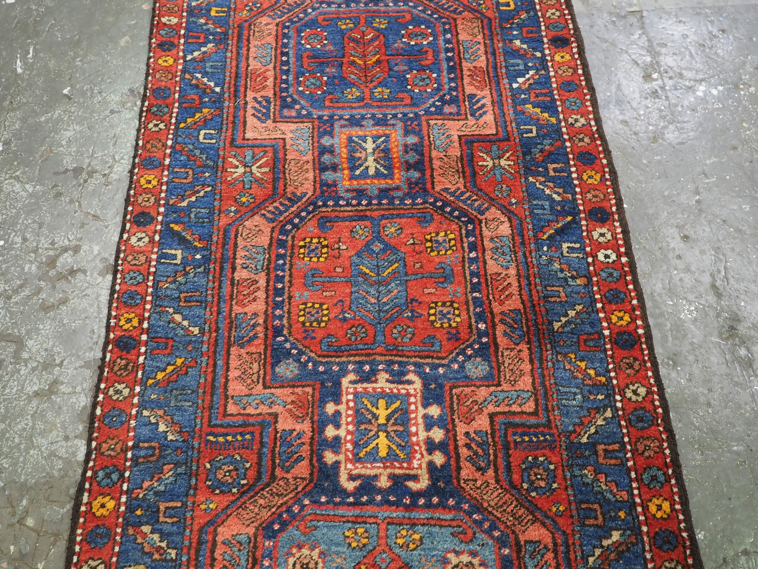 Début du 20ème siècle Tapis de couloir du Caucase du Sud ou kurde d'antiquités au design et aux couleurs superbes. Circa 1920. en vente