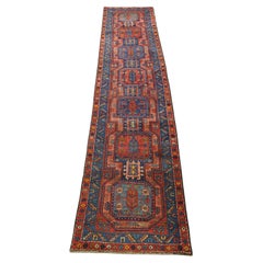 Tapis de couloir du Caucase du Sud ou kurde d'antiquités au design et aux couleurs superbes. Circa 1920.