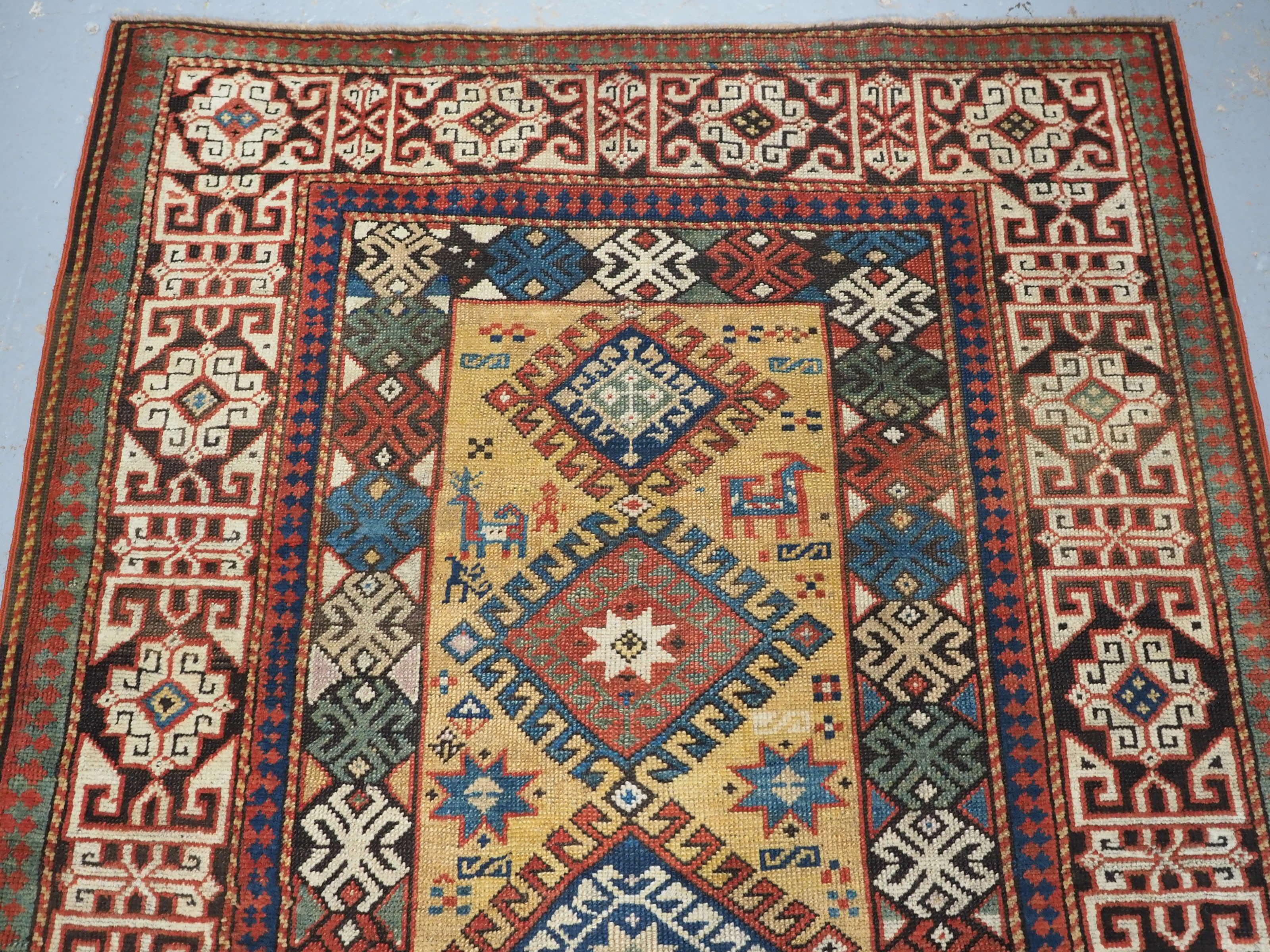 Dimensioni: 7ft 5in x 4ft 2in (226 x 126cm).

Antico tappeto del Caucaso meridionale con scarso fondo giallo.

Circa 1880.

Si tratta di un tappeto eccezionale con un fondo giallo chiaro che contiene sei medaglioni a forma di diamante multicolore,