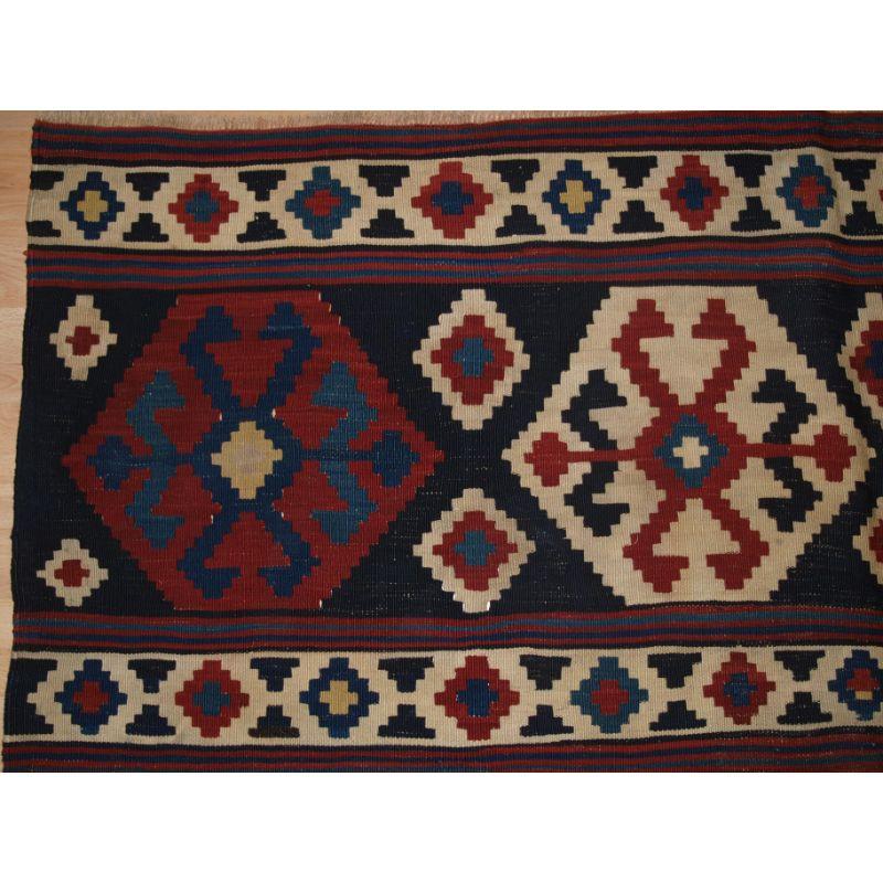 Antiker südkaukasischer Schirwan-Kelim von hervorragender Farbe und traditionellem Muster.

Ein sehr gutes Beispiel des Typs, mit einem gebänderten Design und hakenförmigen Medaillons, ist die reiche Farbpalette durchgehend hervorragend.

Der Kelim