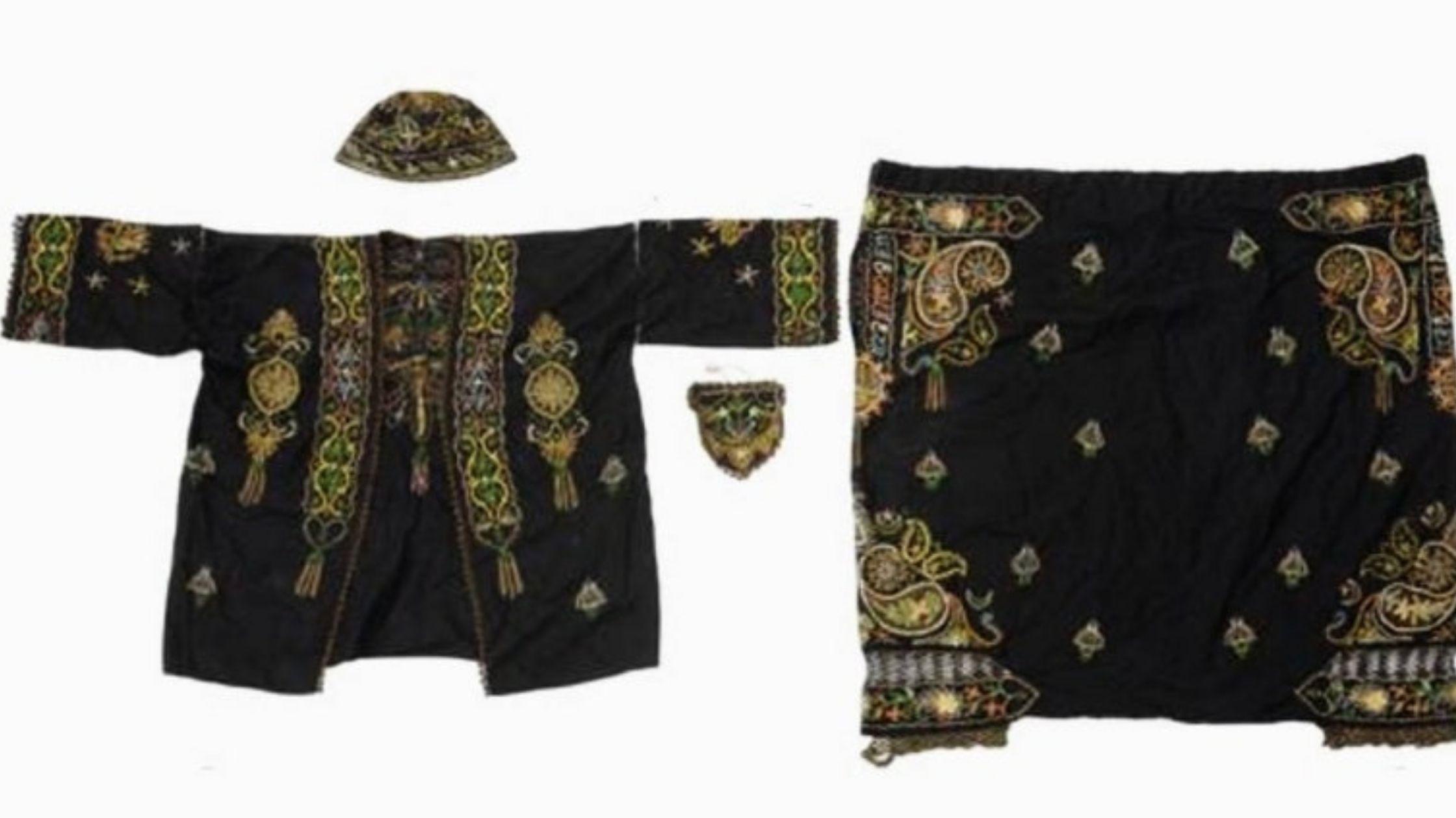 Si tratta di un pezzo incredibile e di un reperto raro, un insieme del Sud-Est asiatico risalente agli inizi del XX secolo.

Abito tradizionale del sud-est asiatico, probabilmente delle Filippine, forse Bagobo.

Questo fantastico set comprende una