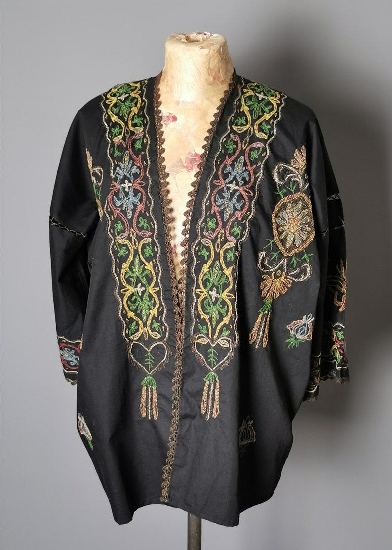 Noir Costume brodé ancien d'Asie du Sud-Est, quatre pièces  en vente