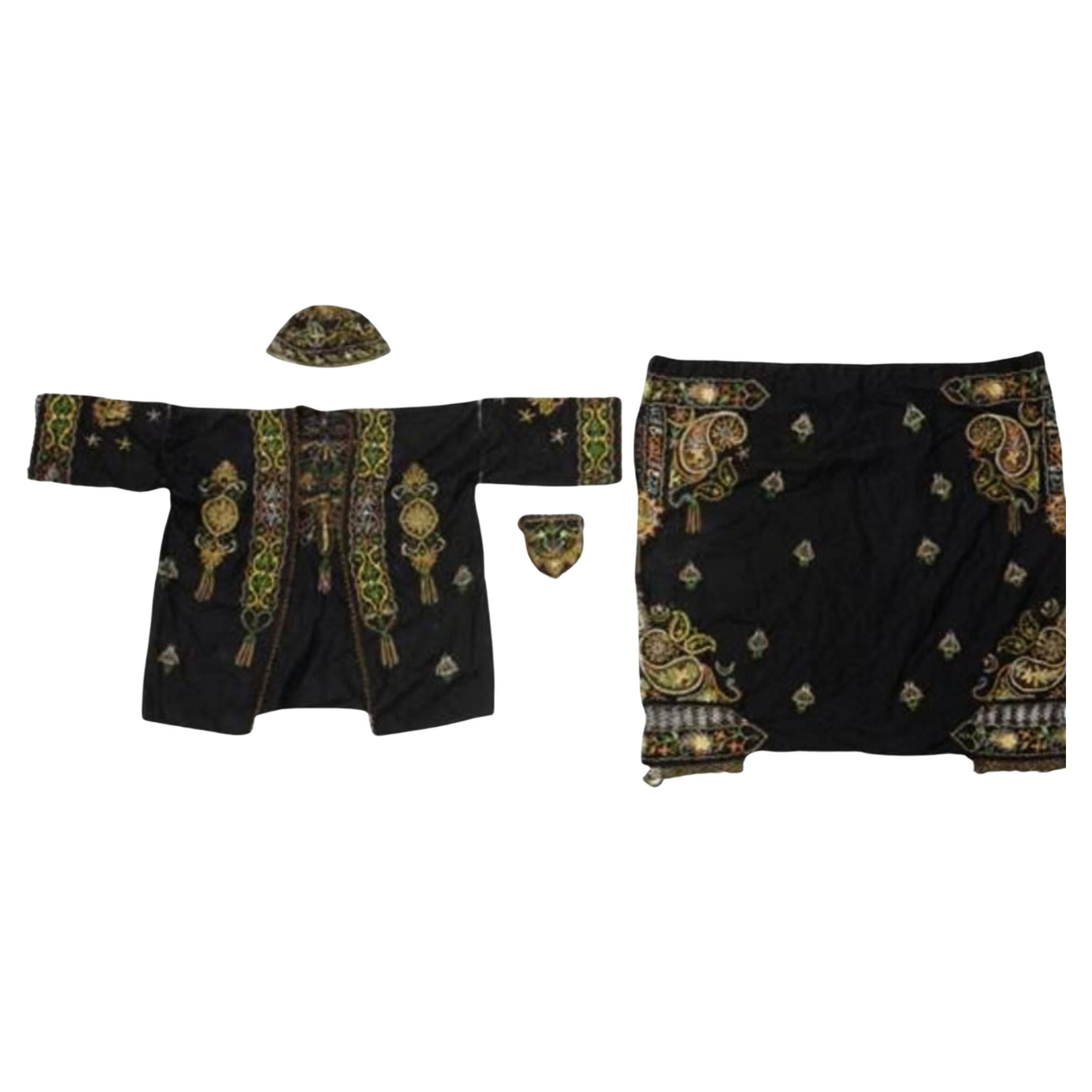 Costume brodé ancien d'Asie du Sud-Est, quatre pièces  en vente