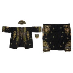 Costume brodé ancien d'Asie du Sud-Est, quatre pièces 