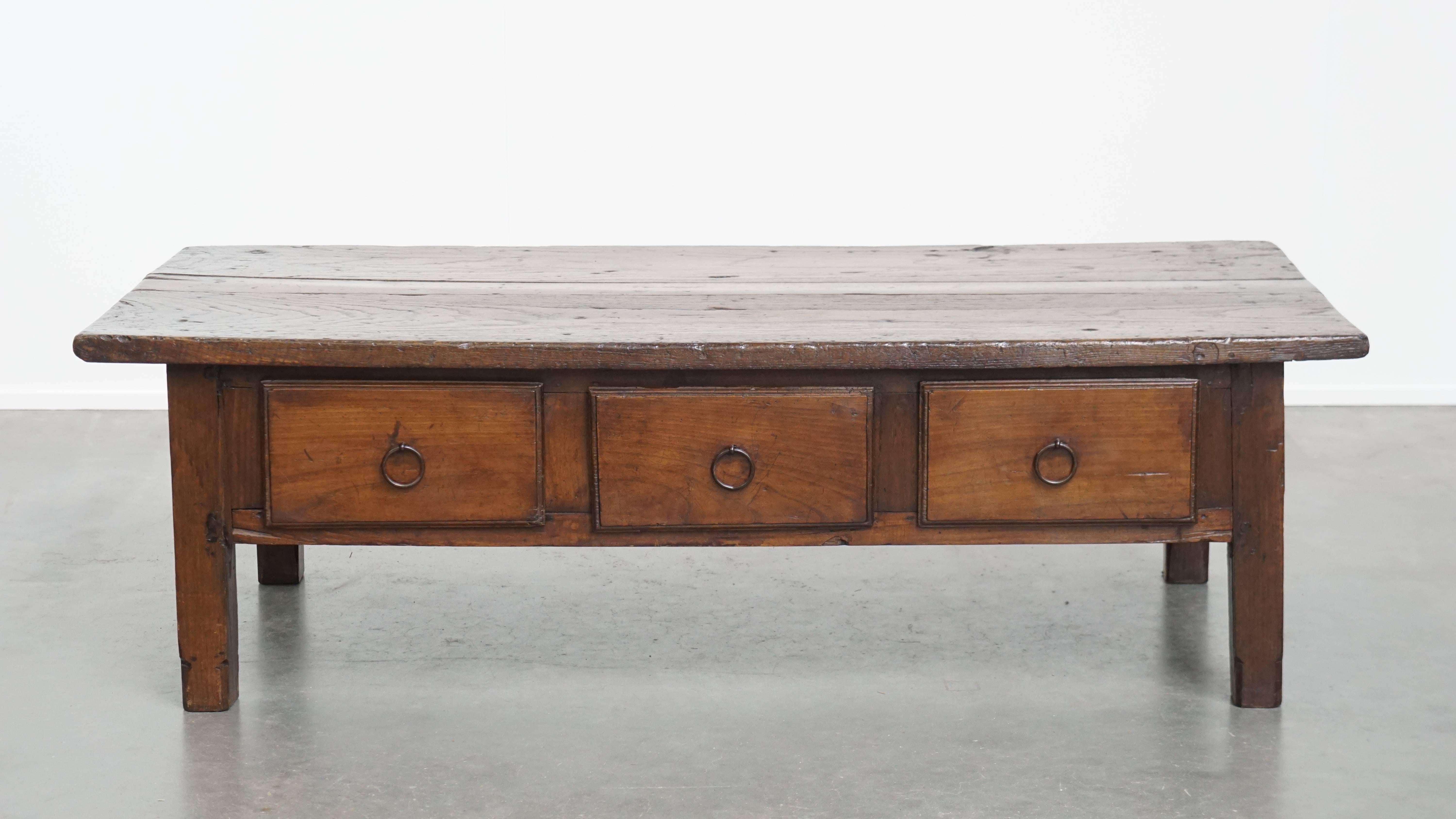 Nous vous proposons cette belle table basse ancienne South Antiques du XVIIIe siècle, dotée de trois tiroirs et d'un format raffiné. Grâce à ses trois tiroirs, la table offre un vaste espace de rangement, tandis que ses proportions lui permettent de