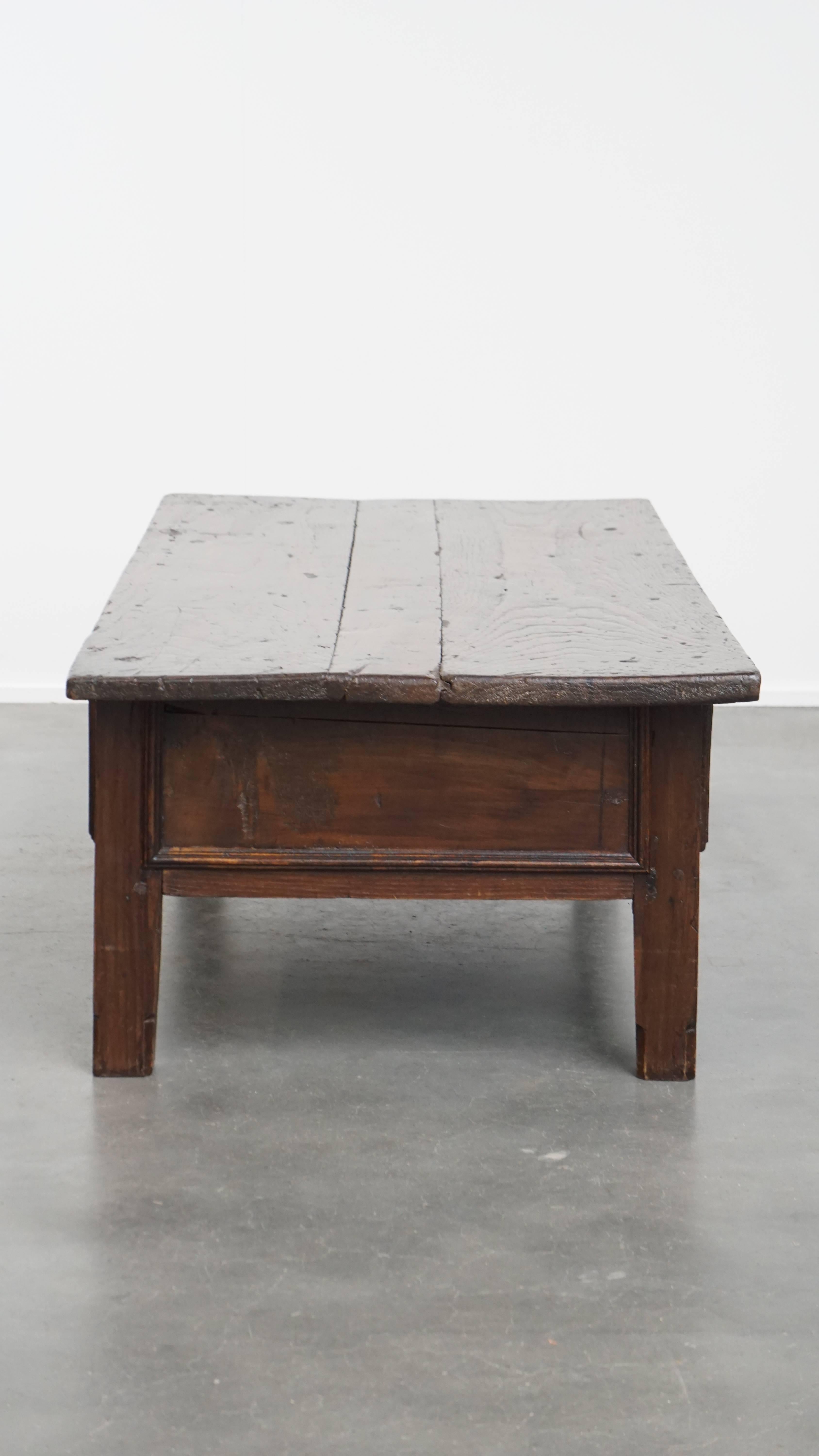 Romain classique Table basse ancienne du 18e siècle avec trois tiroirs, South Antiques en vente