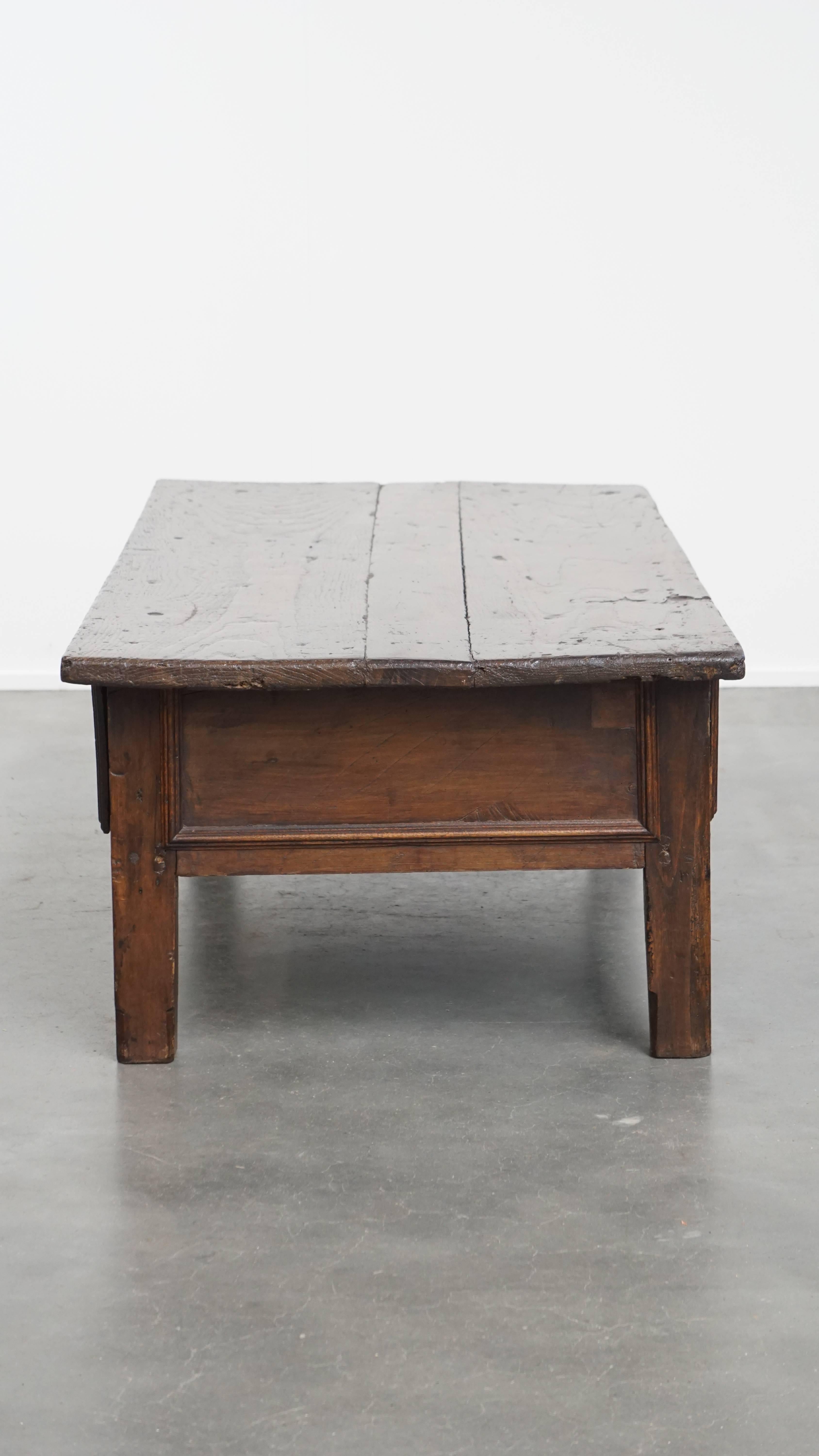 Table basse ancienne du 18e siècle avec trois tiroirs, South Antiques Bon état - En vente à Harderwijk, NL