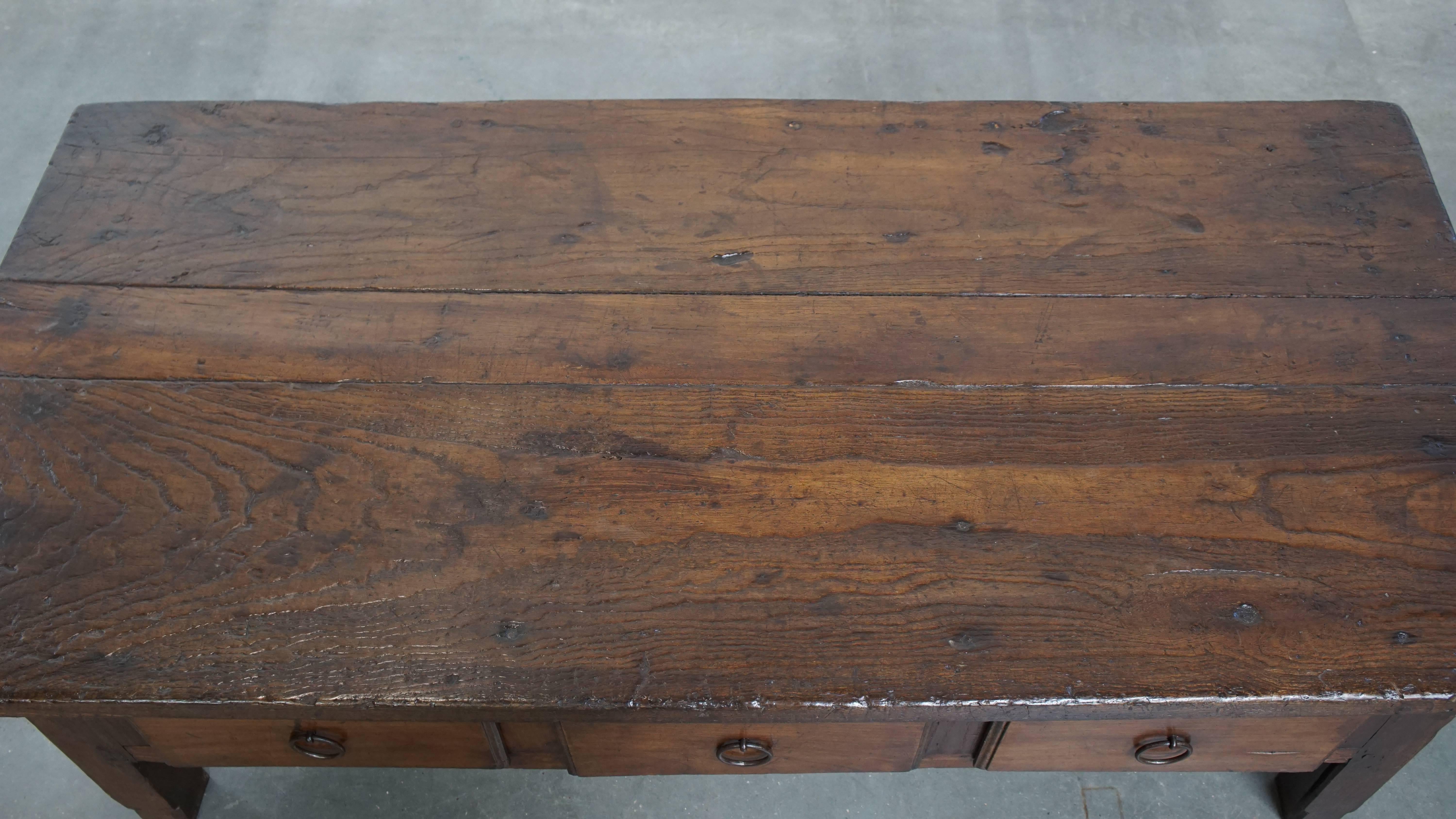 XVIIIe siècle et antérieur Table basse ancienne du 18e siècle avec trois tiroirs, South Antiques en vente