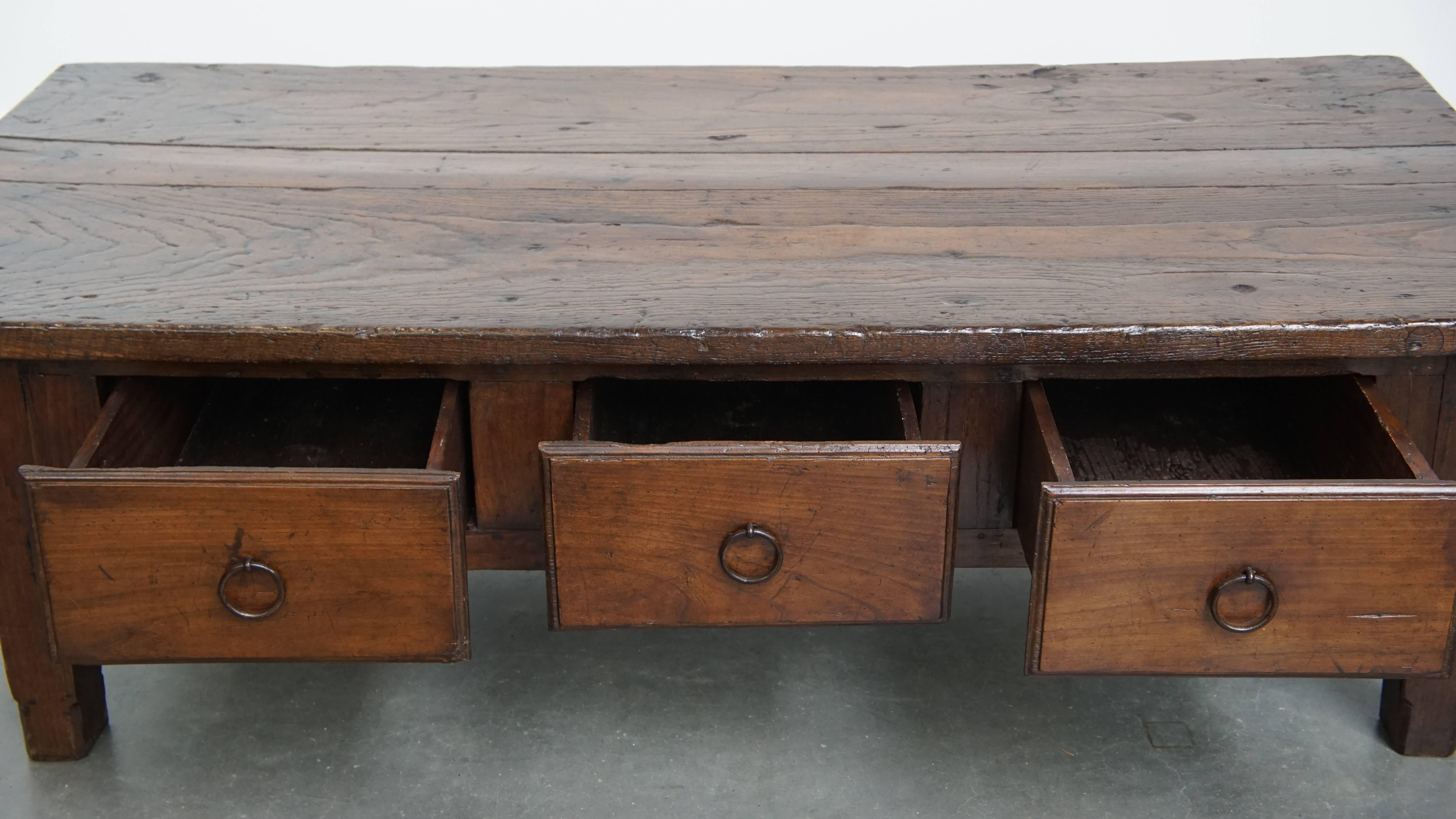 Bois Table basse ancienne du 18e siècle avec trois tiroirs, South Antiques en vente