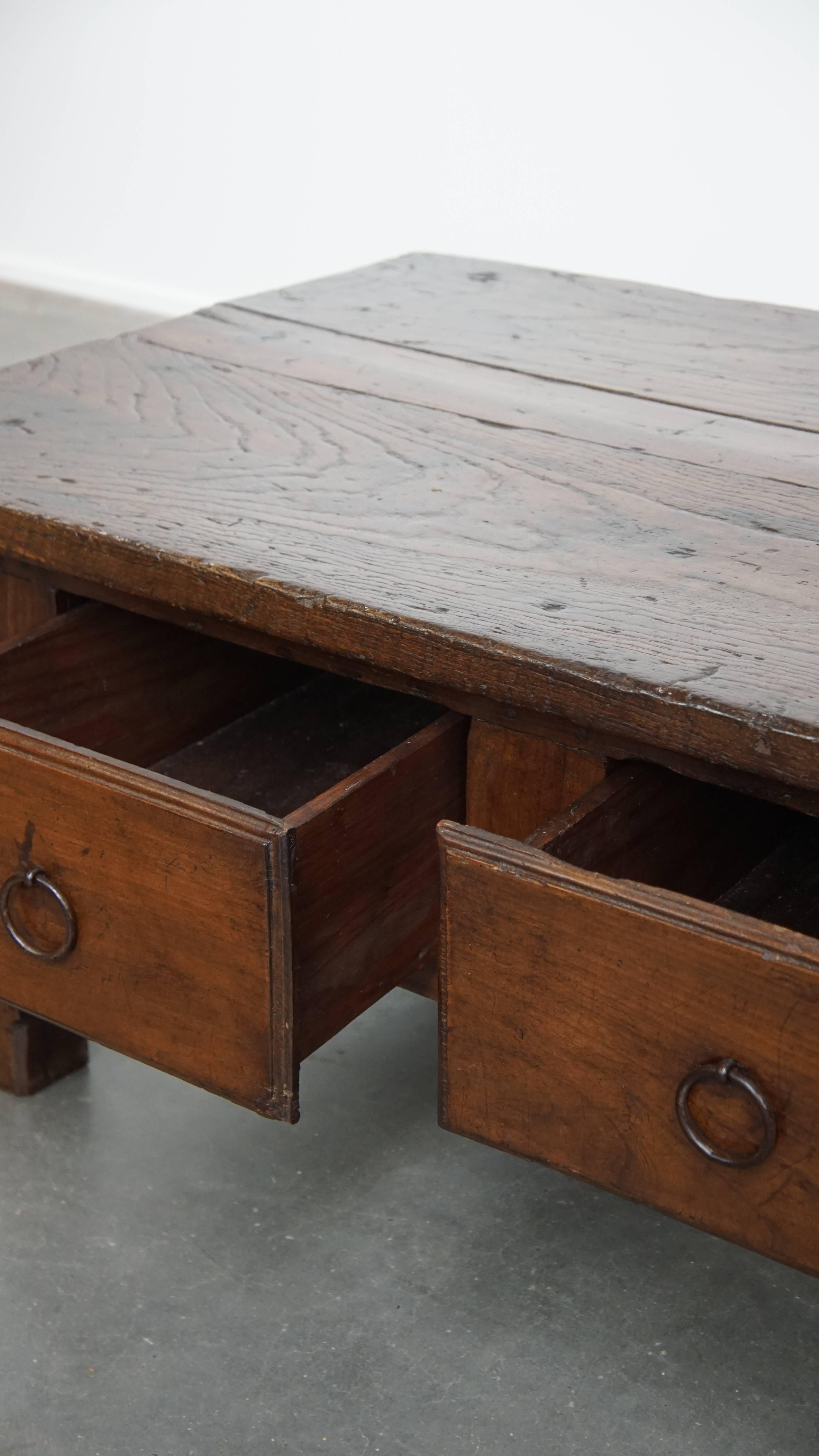 Table basse ancienne du 18e siècle avec trois tiroirs, South Antiques en vente 1