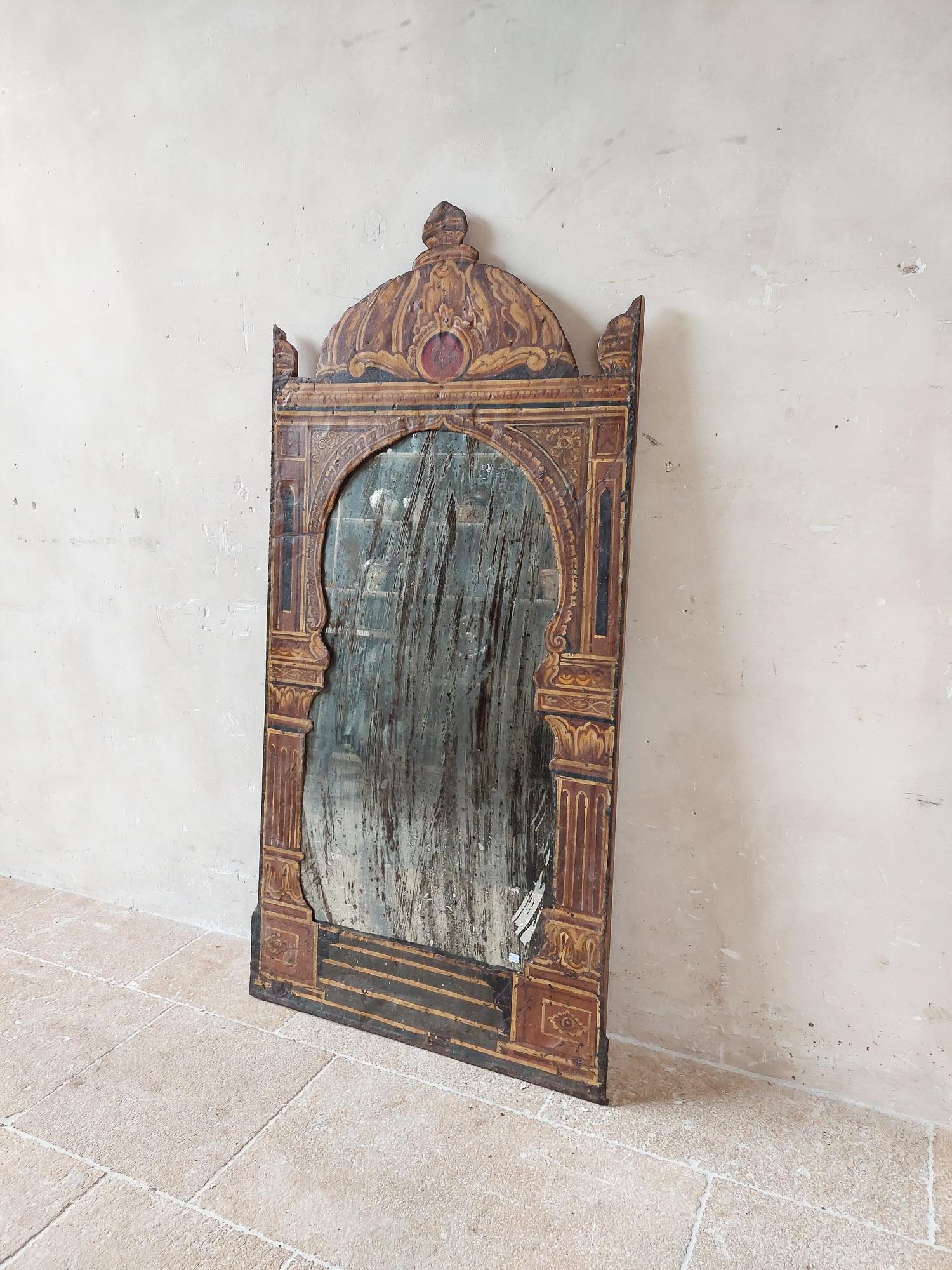 Patinato Antique Mirror del Sud Europa con influenze moresche in vendita
