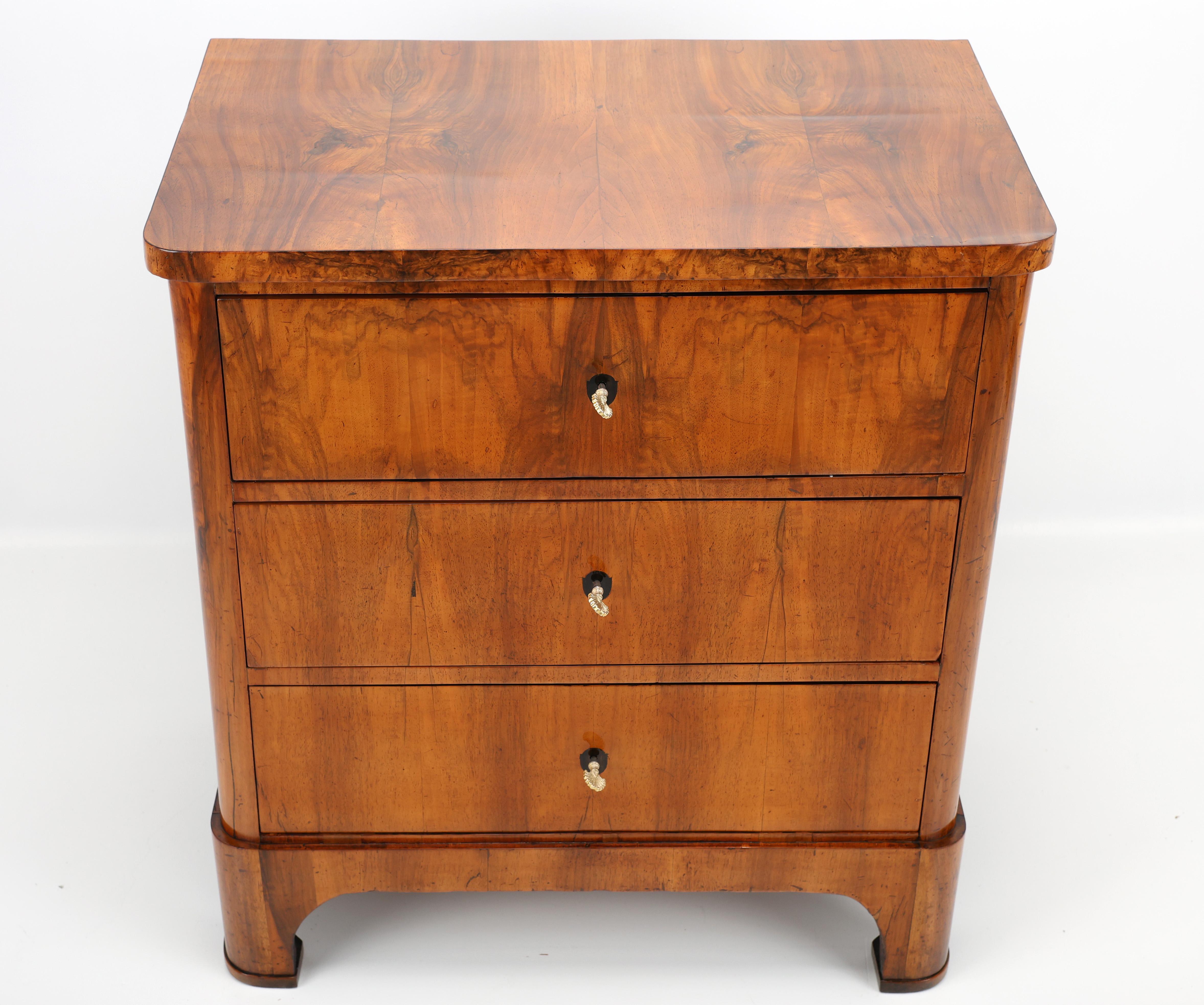 Biedermeier Antico cassettone della Germania del Sud, circa 1825 - impiallacciato in noce in vendita