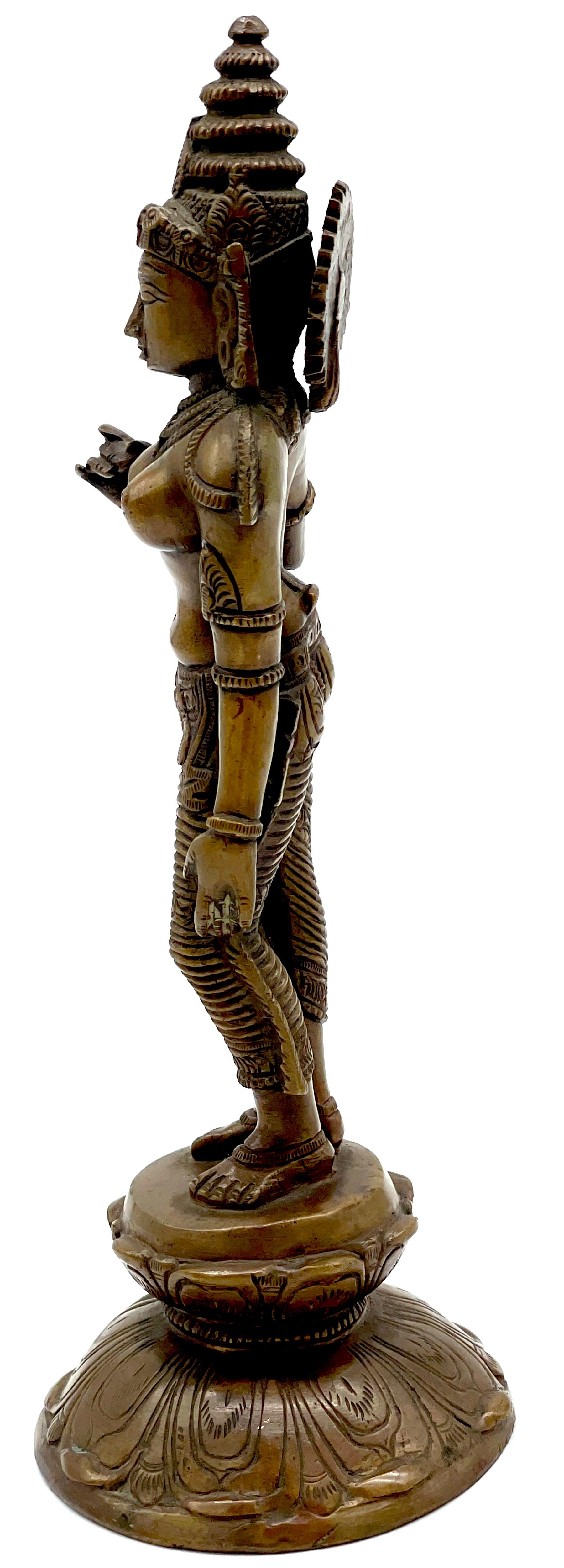 Antike südindische Bronzeskulptur einer Göttin im Chola-Stil, auf Lotussockel im Angebot 4