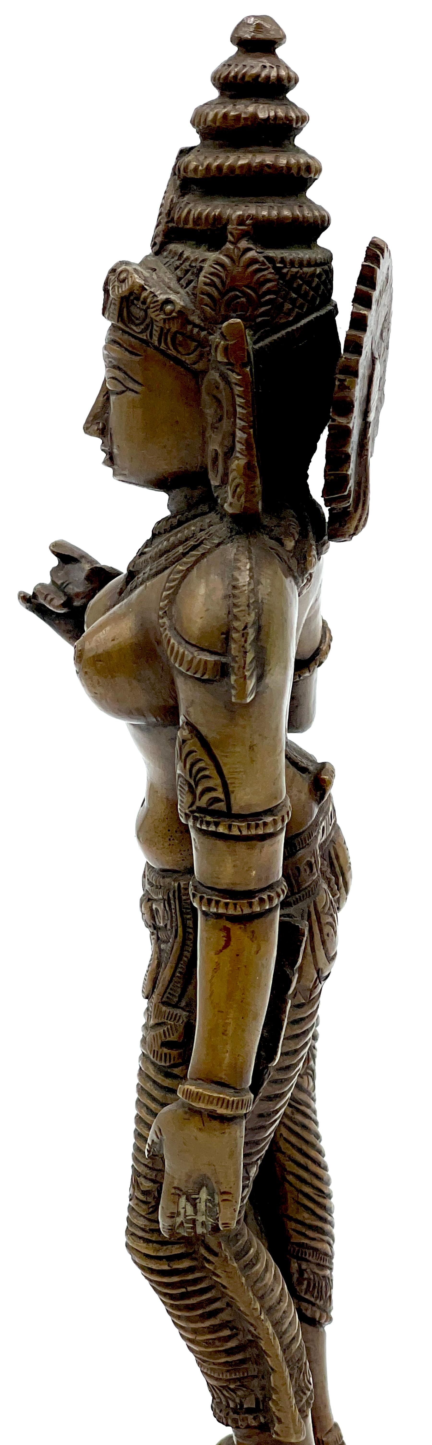 Antike südindische Bronzeskulptur einer Göttin im Chola-Stil, auf Lotussockel im Angebot 5
