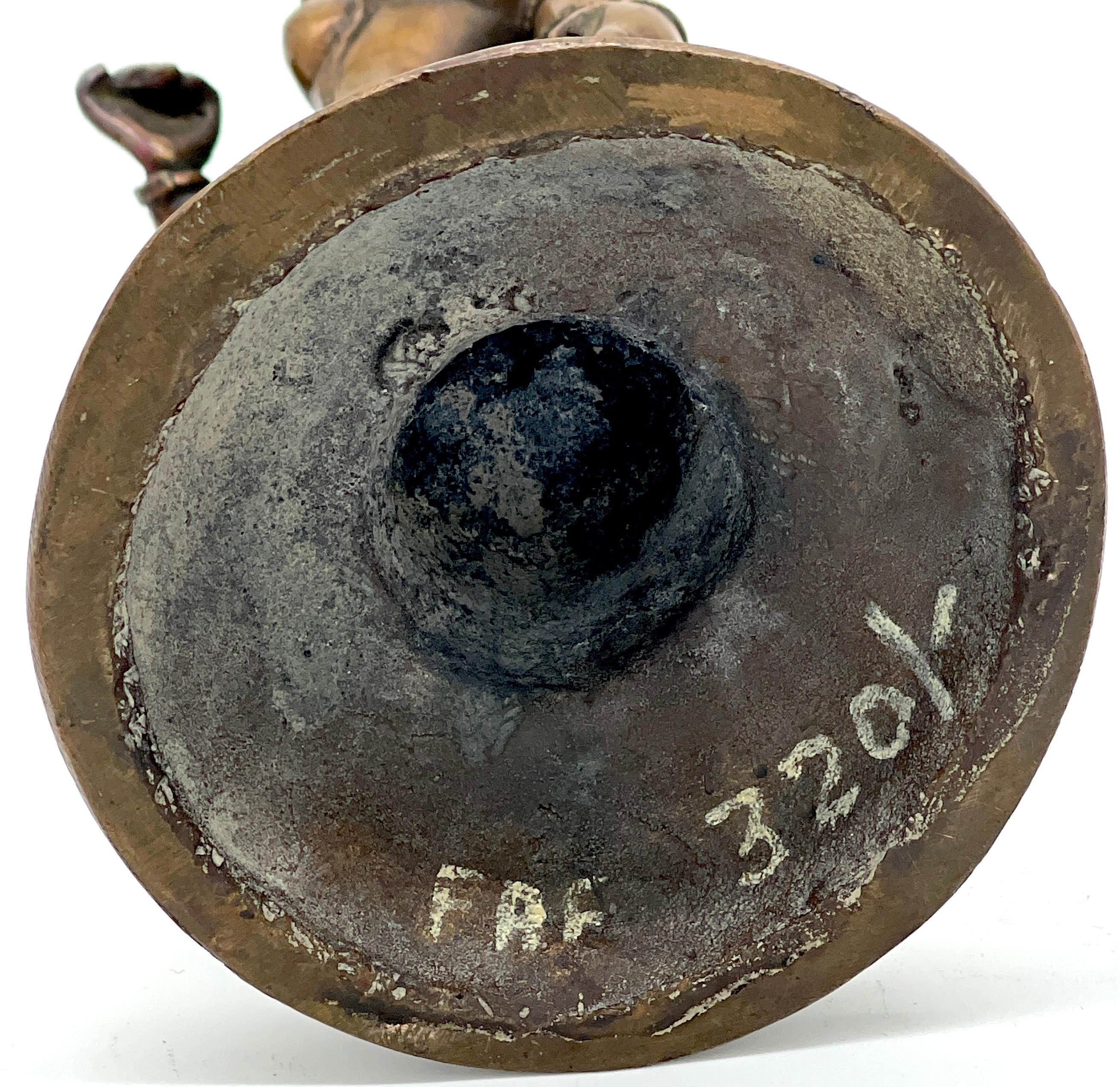 Antike südindische Bronzeskulptur einer Göttin im Chola-Stil, auf Lotussockel im Angebot 6