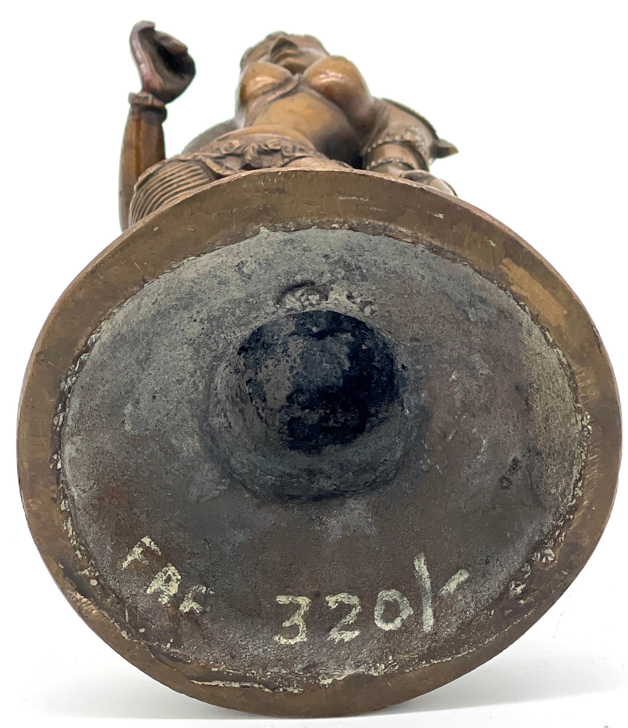 Antike südindische Bronzeskulptur einer Göttin im Chola-Stil, auf Lotussockel im Angebot 7